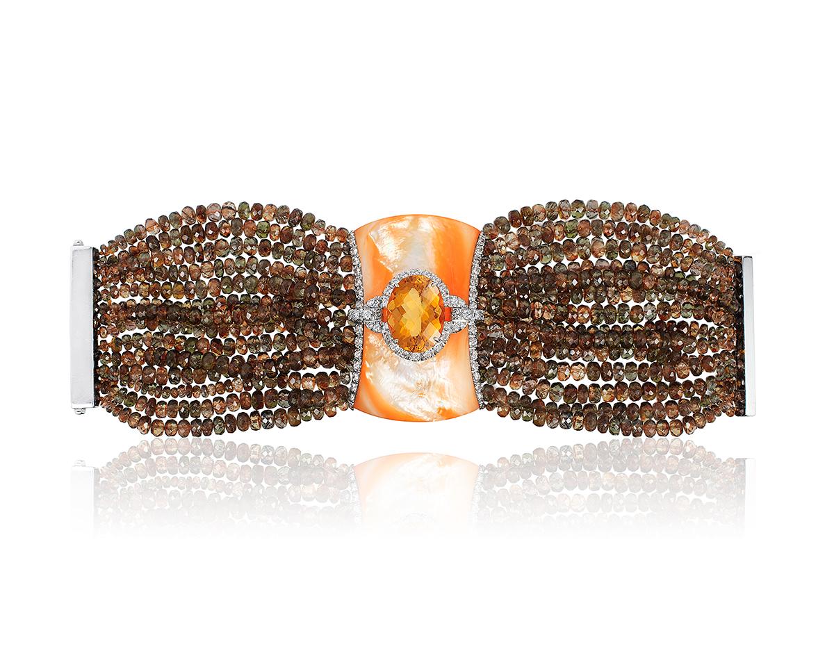 Andreoli Brown Garnet Orange Mother of Pearl Citrine Diamond Bracelet 18K Gold. Ce bracelet présente 455,77 carats de grenat brun, 15,54 carats de Citrine Center Stone entourée de 0,86 carats de diamants ronds de taille brillant et de nacre orange,