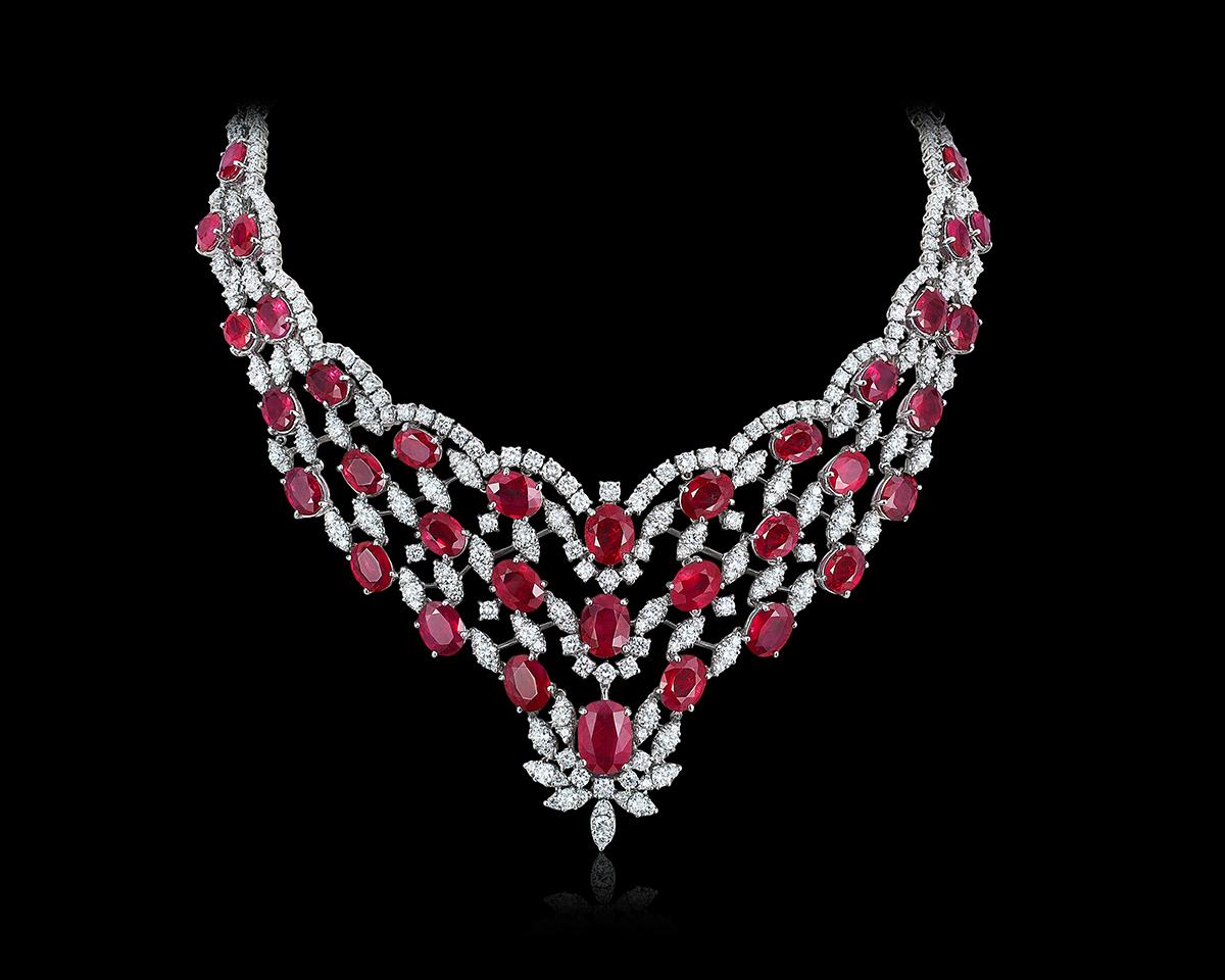 Andreoli Burma Ruby CDC Certified Diamond Statement Necklace 18 Karat White Gold. Ce collier présente 65,37 carats de rubis de Birmanie de forme ovale, certifiés par le laboratoire suisse C.Dunaigre.  Accentué par 20,63 carats de diamants ronds de
