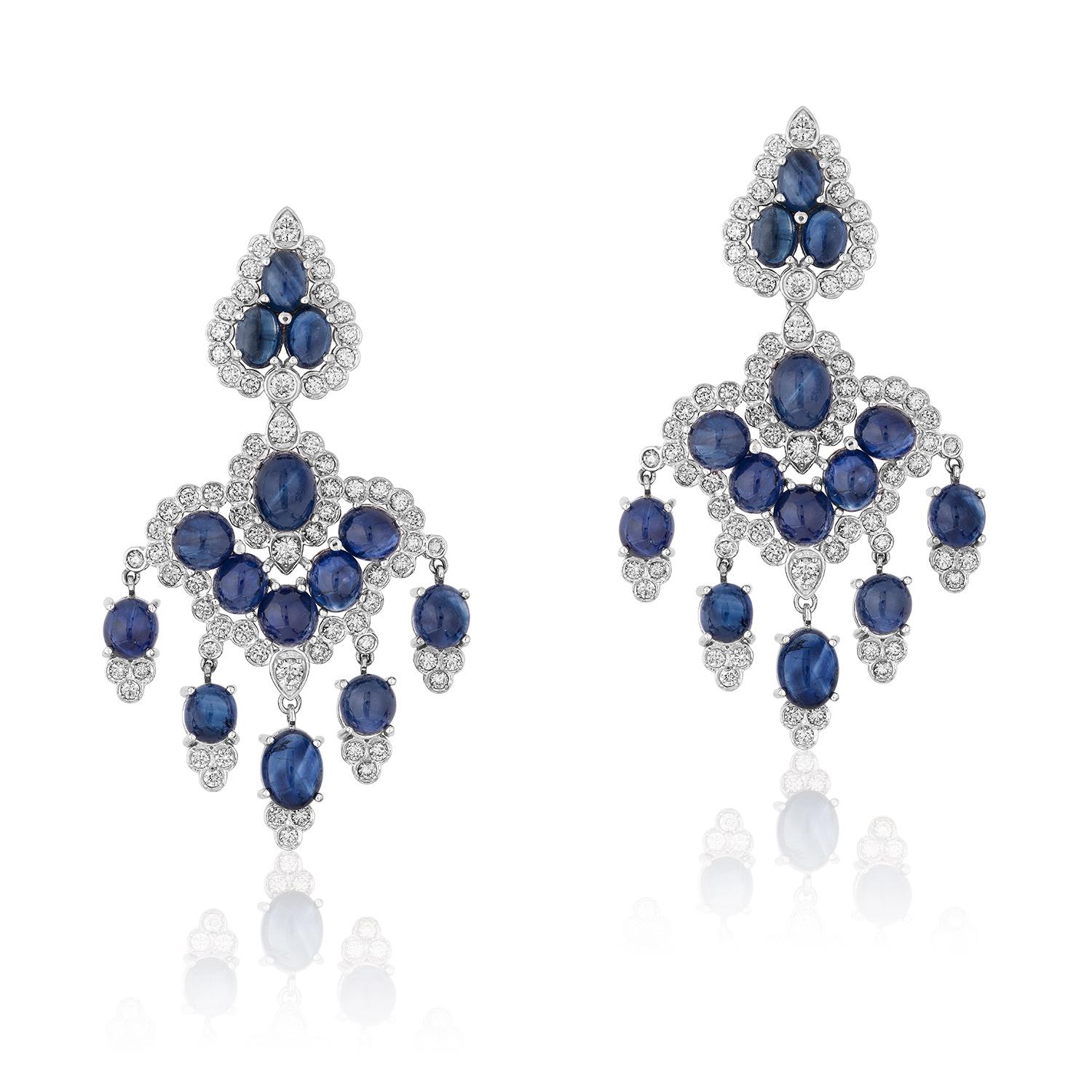 Taille mixte Andreoli, boucles d'oreilles en or blanc 18 carats avec saphir bleu cabochon et diamants en vente