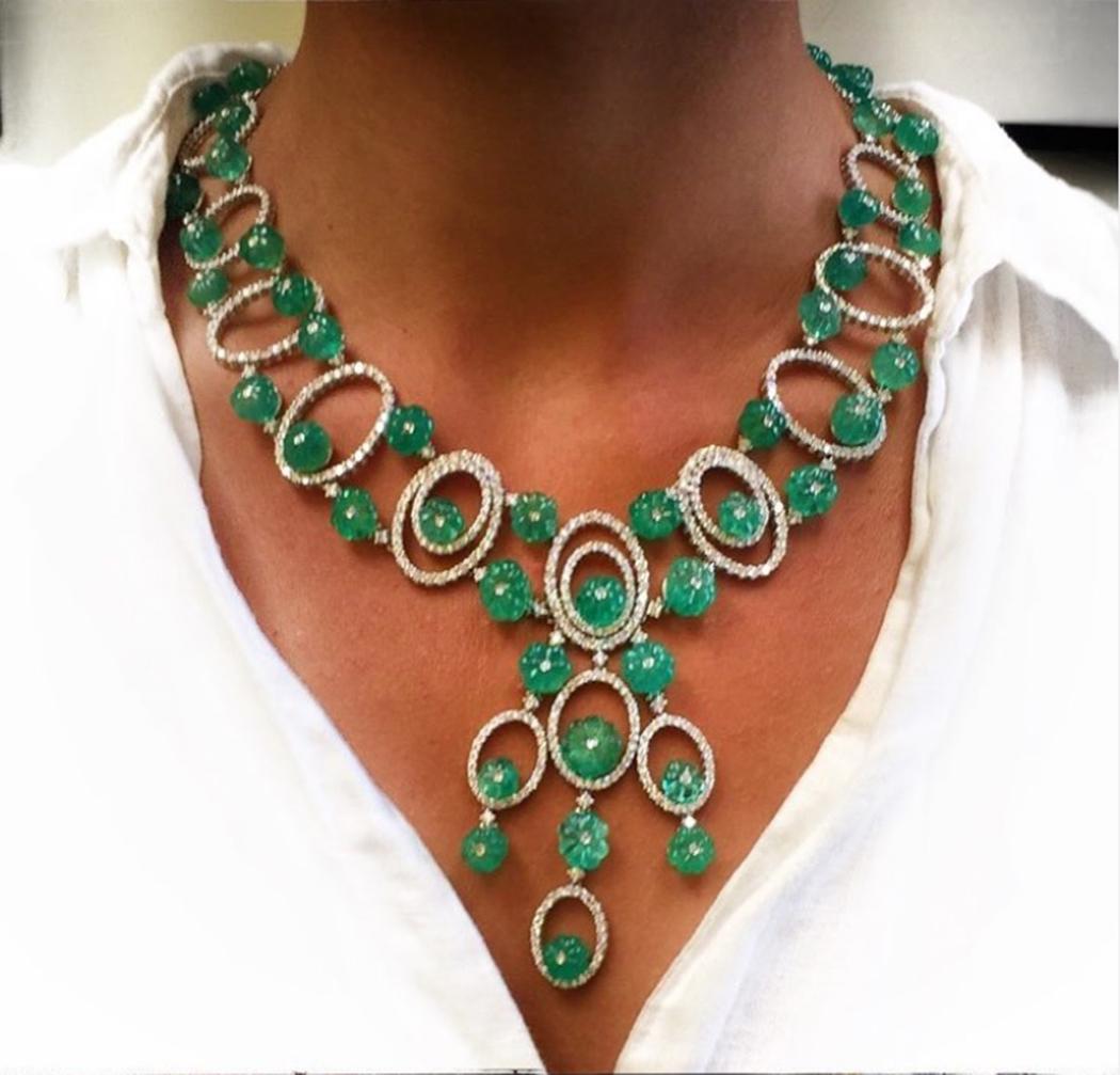 Andreoli, collier sphérique en or 18 carats avec émeraudes de Colombie sculptées et diamants Melon Pour femmes en vente
