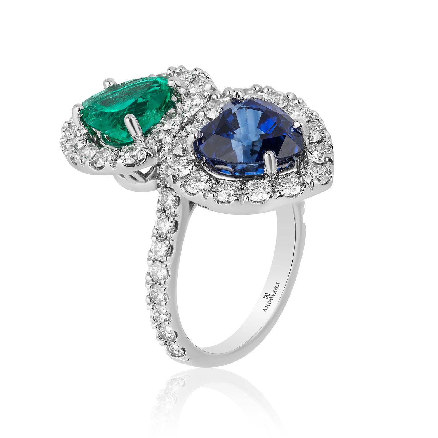 Andreoli Certified Emerald Colombian Sapphire Ceylon Heart Diamond Platinum Ring. Cette bague comporte une émeraude colombienne de 2,05 carats, un saphir de Ceylan de 3,91 carats, entourés de 2,11 carats de diamants de couleur F-G-H et de pureté