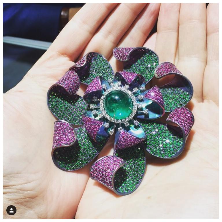 Round Cut Andreoli Colombian Emerald Pink Sapphire Tsavorite Flower Brooch Titanium Pin For Sale