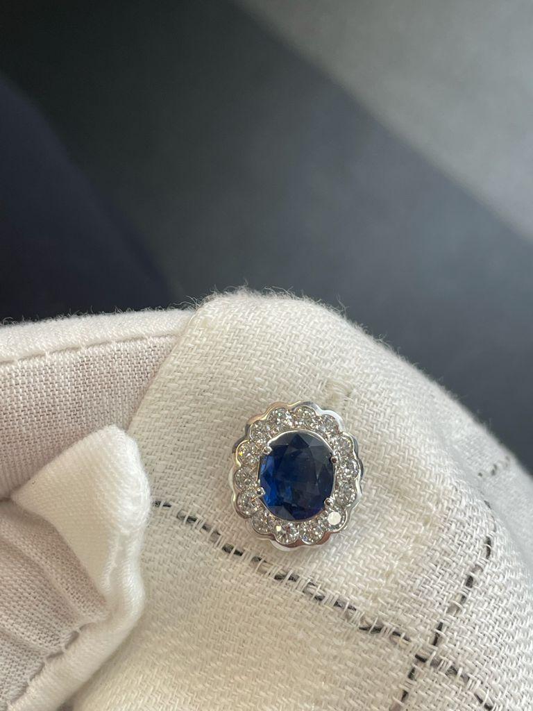 Andreoli Diamant et Saphir Bleu Cufllinks

1.50 ct de diamants
4.88 ct Saphir bleu
11.66 g d'or blanc 18K

Fabriqué en Italie