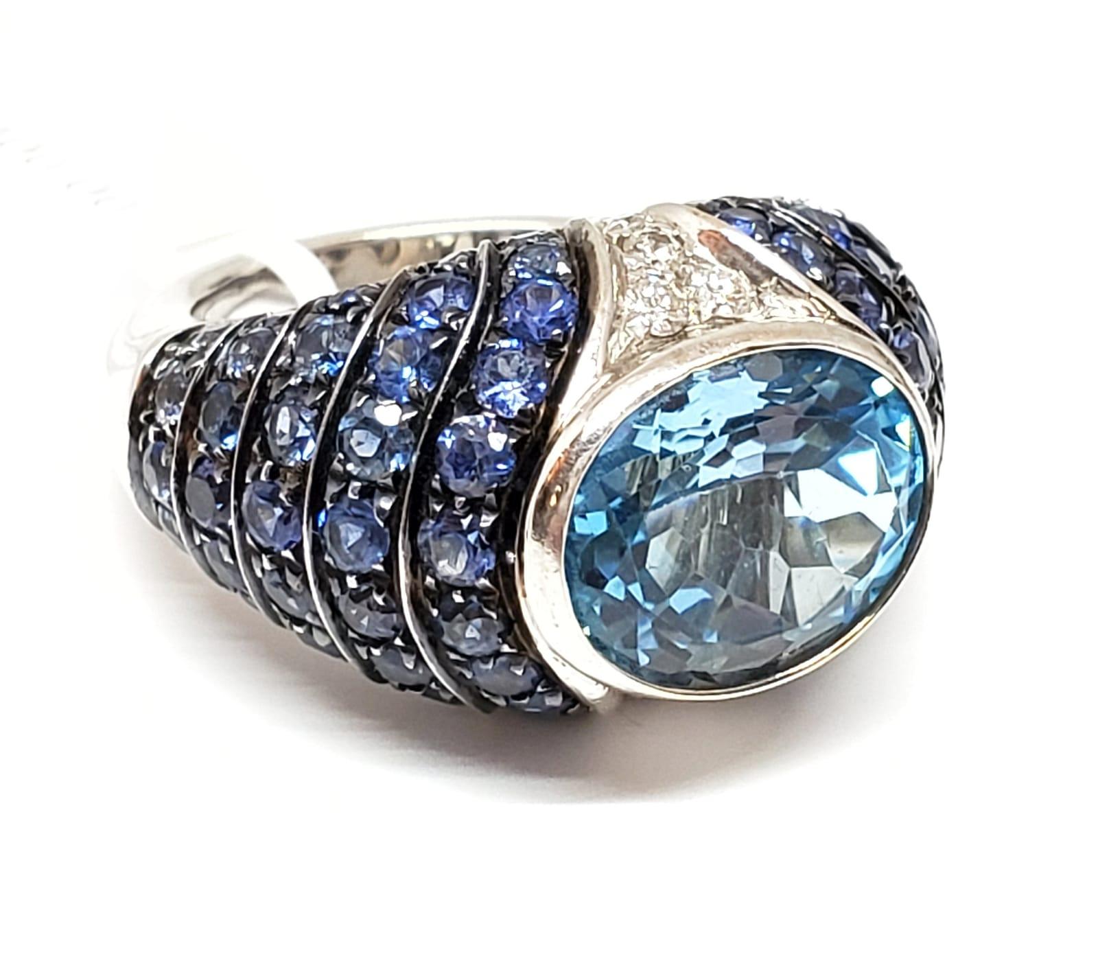 Andreoli, bague en or blanc 18 carats avec topaze bleue et saphirs

Cette bague présente les caractéristiques suivantes
- Diamant de 0,19 carat
- Topaze bleue
- Saphir bleu
- 15.15 Grammes Or blanc 18K
- Fabriqué en Italie