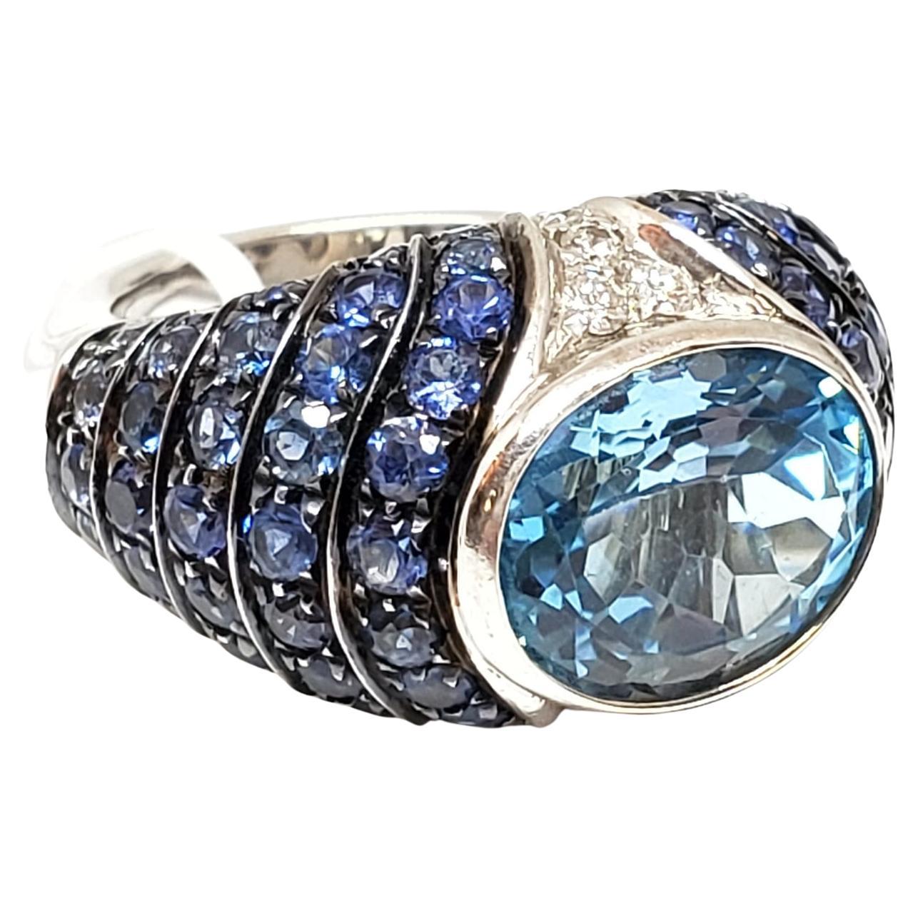 Andreoli, bague en or blanc 18 carats avec topaze bleue et saphirs en vente