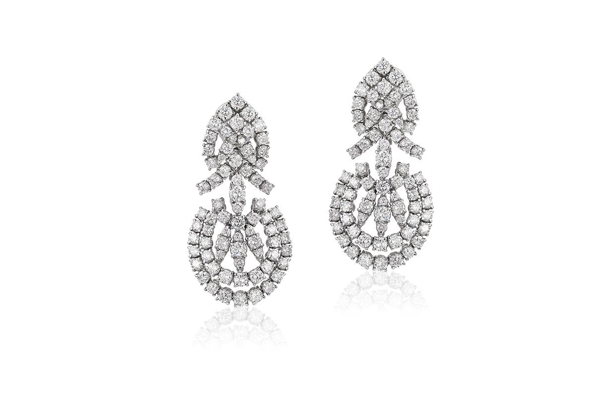 Andreoli Diamond Chandelier Earrings 18 Karat White Gold. These earrings feature 11.81 carats of F-G-H Color VS-SI Clarity full round brilliant cut diamonds. Set in 32.30 grams of 18 Karat White gold. Handcrafted and designed by Andreoli in Valenza