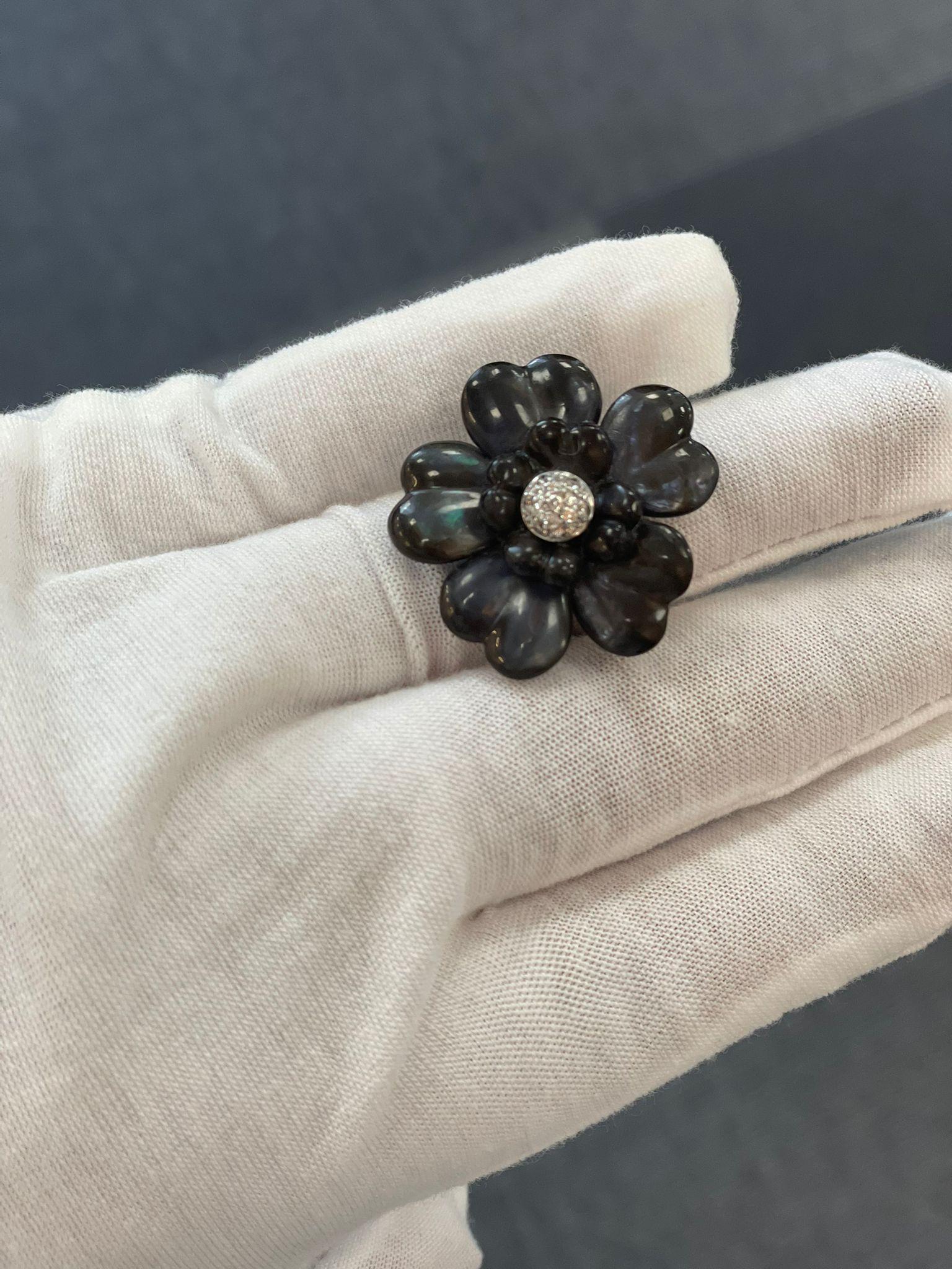 Andreoli Diamond Gray Dyed Mother of Pearl Flower Cocktail Ring In New Condition For Sale In New York, NY
