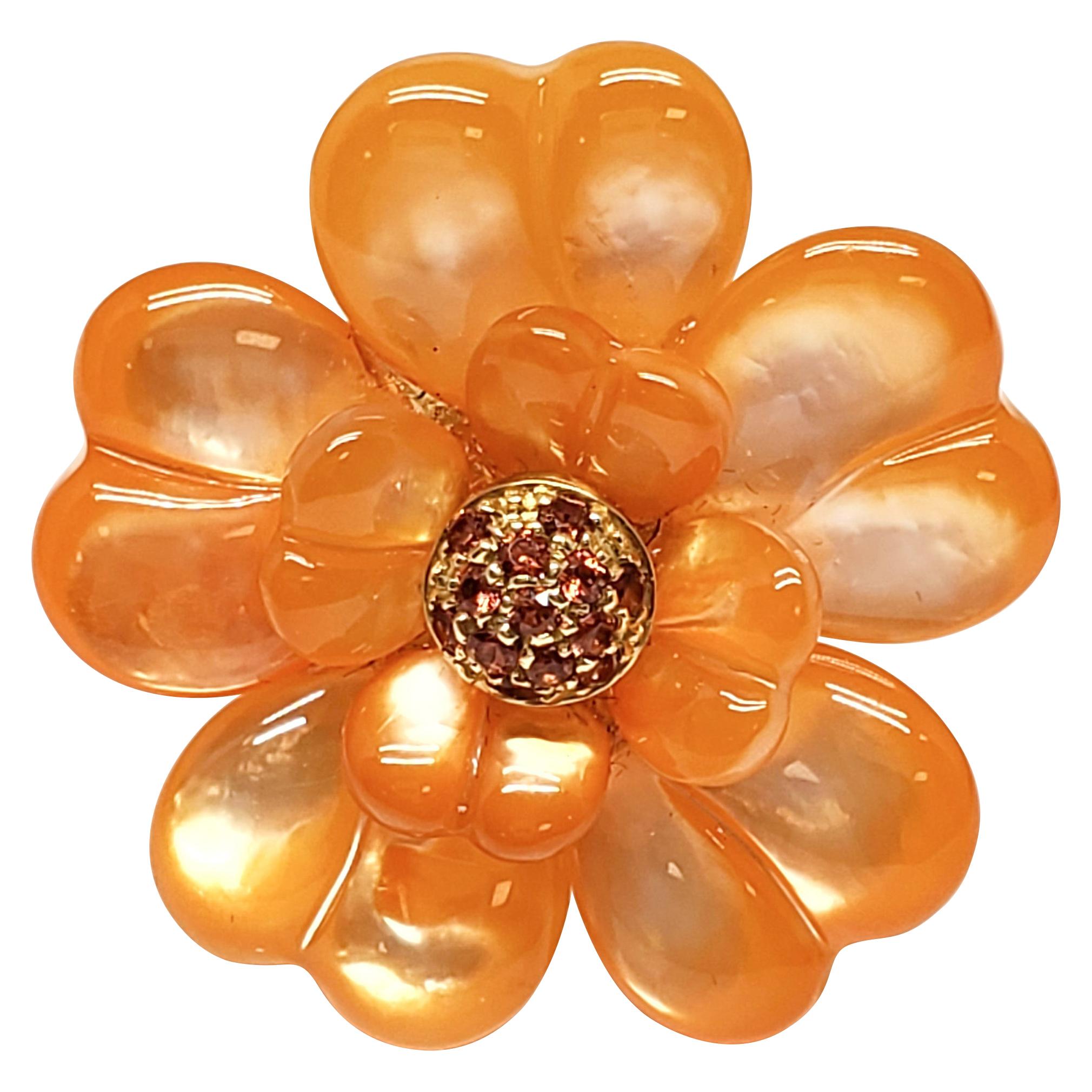 Andreoli Gefärbter orangefarbener Perlmutt-Cocktailring mit orangefarbenem Saphir und Blumenblumen