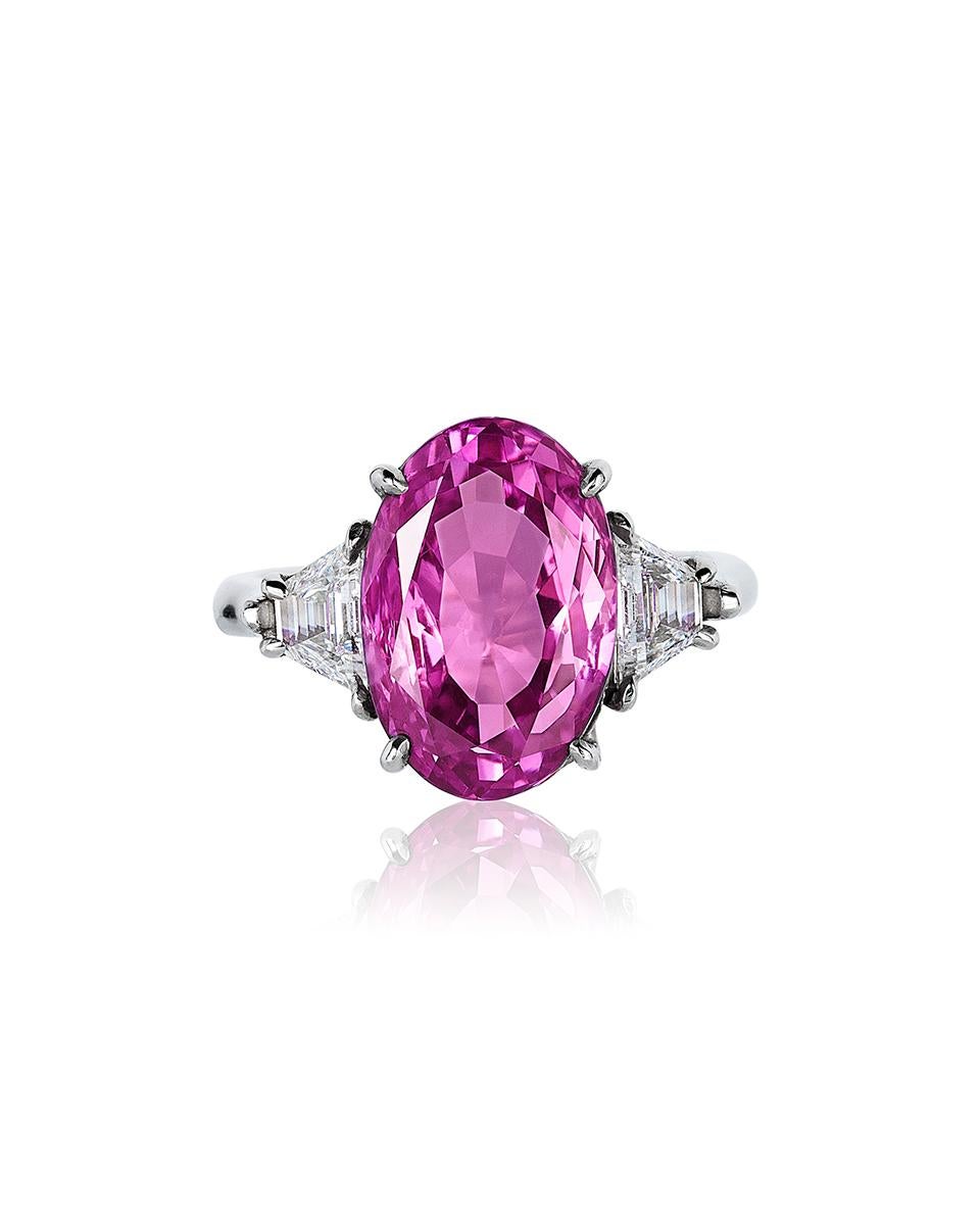 Andreoli GIA zertifiziert 9,39 Karat rosa Saphir Diamant Platin Ring. Dieser Ring enthält einen 9,39 Karat schweren ovalen rosa Saphir aus Ceylon (Sri Lanka) mit einem GIA-Bericht. Akzentuiert mit zwei trapezförmigen Diamanten im Stufenschliff mit