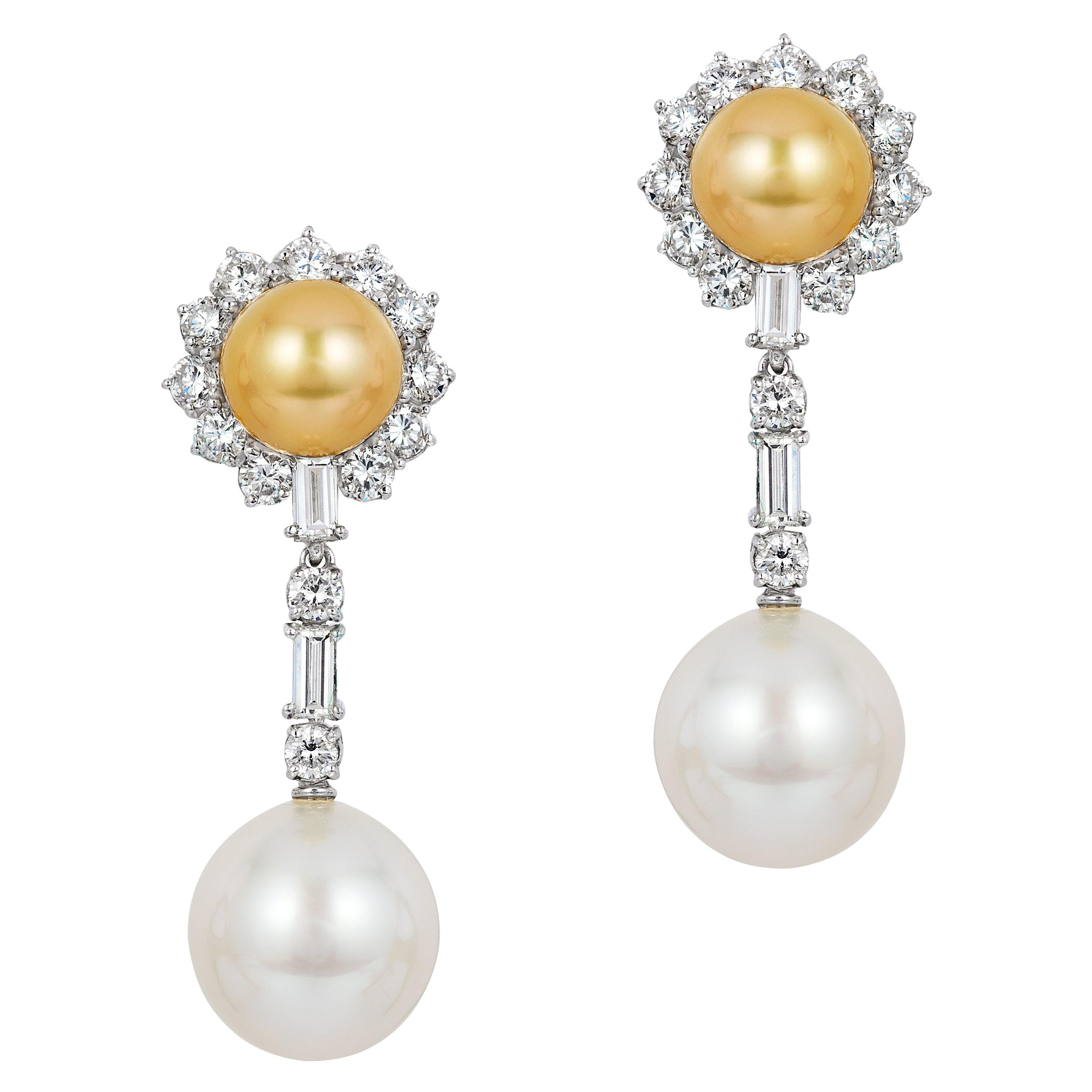 Andreoli Boucles d'oreilles en or 18 carats avec perles des mers du Sud dorées et blanches et clous en diamants
