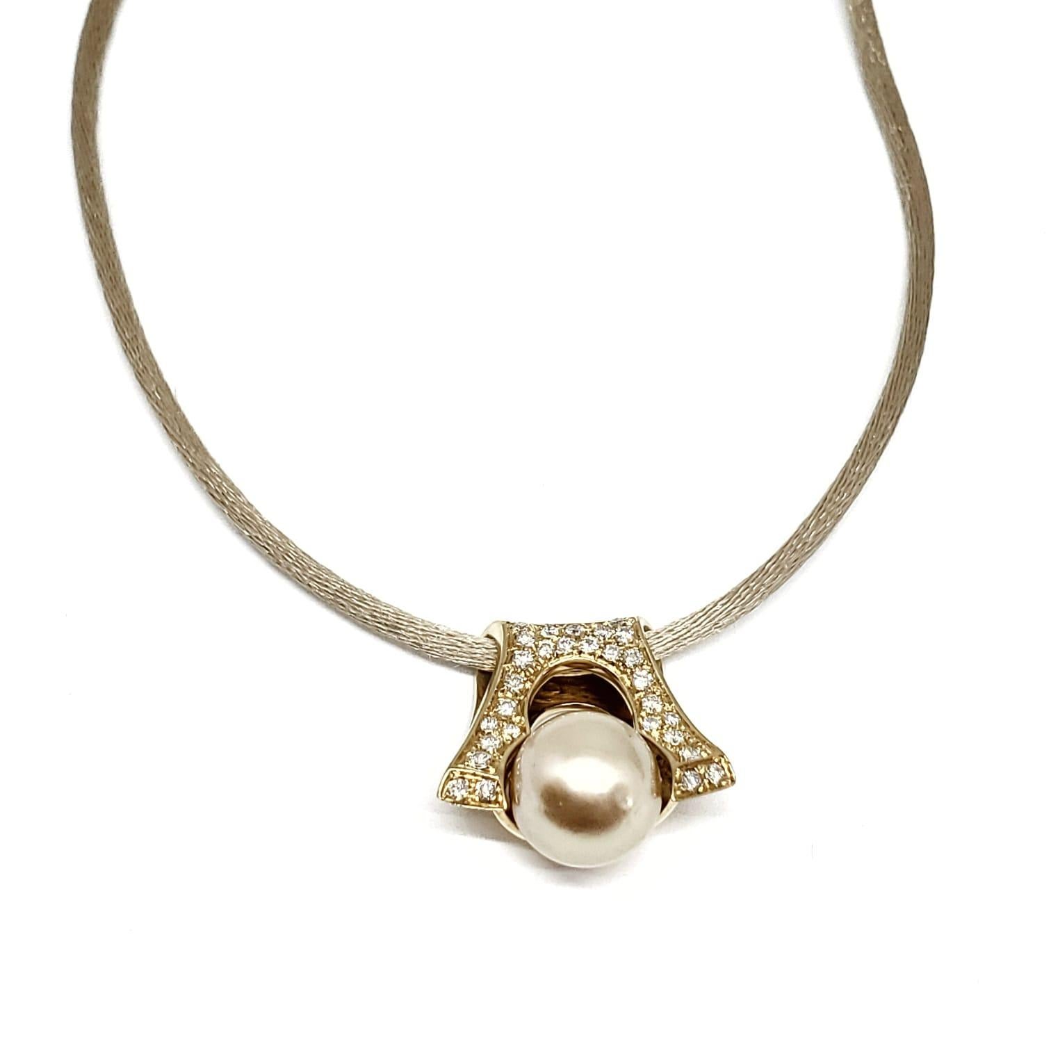 Andreoli Golden South Sea Pearl Pendant Diamond Satin Silk Cord 18k Yellow Gold

This Andreoli Pendant features:

- 0.42 carat Diamond
- 11mm round Golden South Sea Pearl
- 10.55 grams 18 Karat Yellow Gold
- Made in Italy