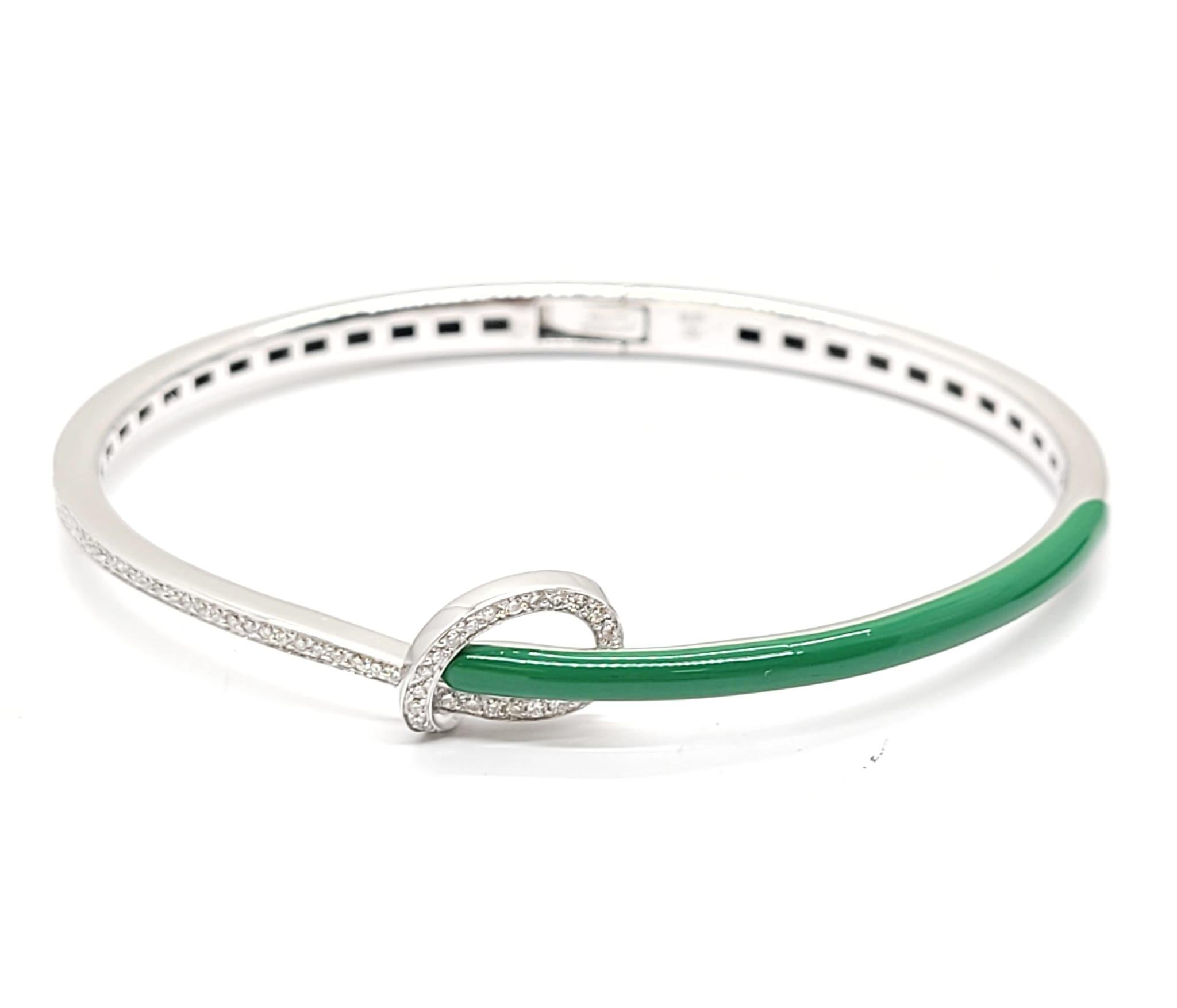 Andreoli - Bracelet en or blanc 18 carats avec émail vert et diamants

Ce bracelet présente les caractéristiques suivantes
- Diamant de 0,29 carat
- Émail vert
- 14,75 grammes d'or blanc 18K
- Fabriqué en Italie