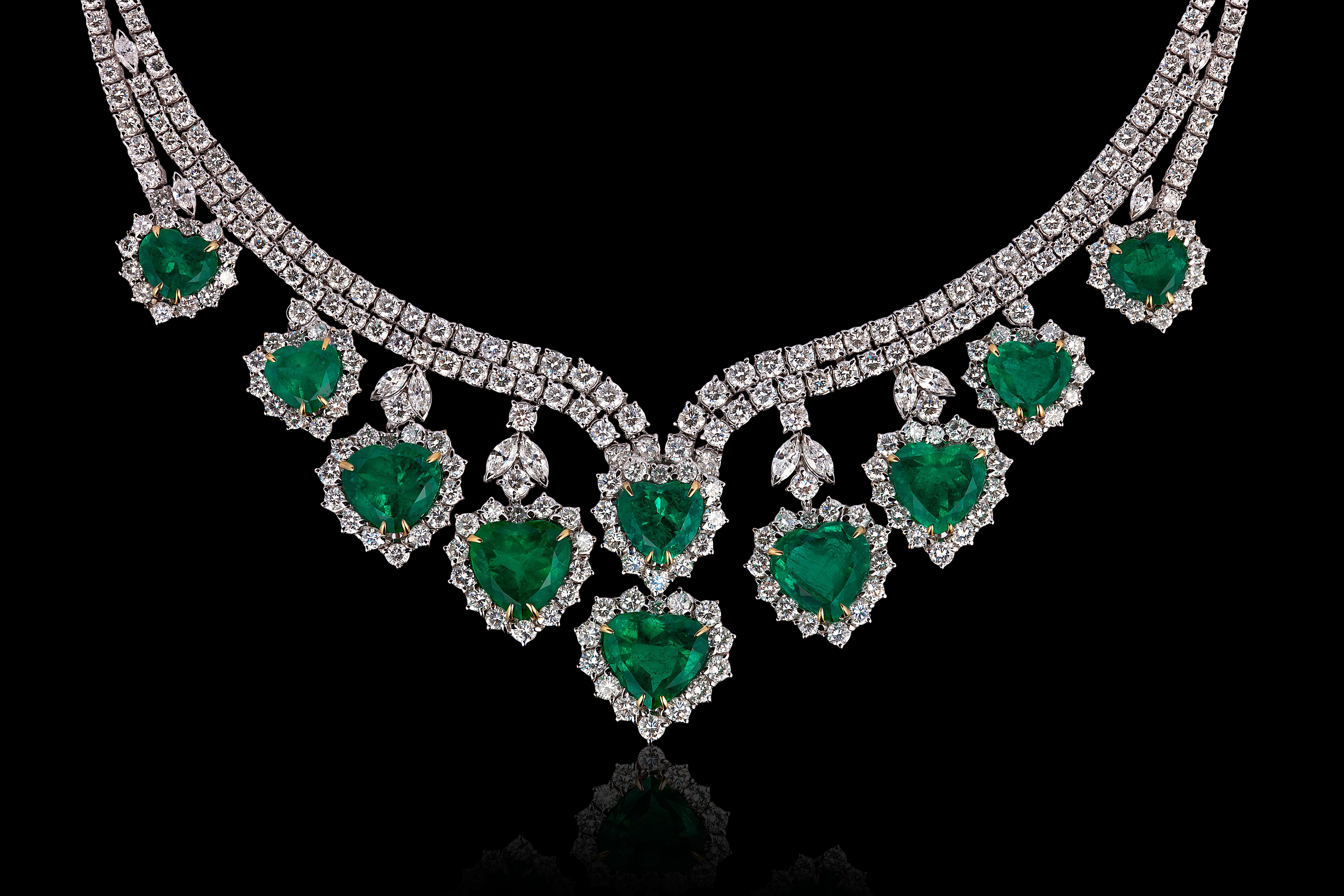 Contemporary Andreoli Heart Shape Colombian Emerald Diamond Necklace CDC Certified 18Kt Gold For Sale
