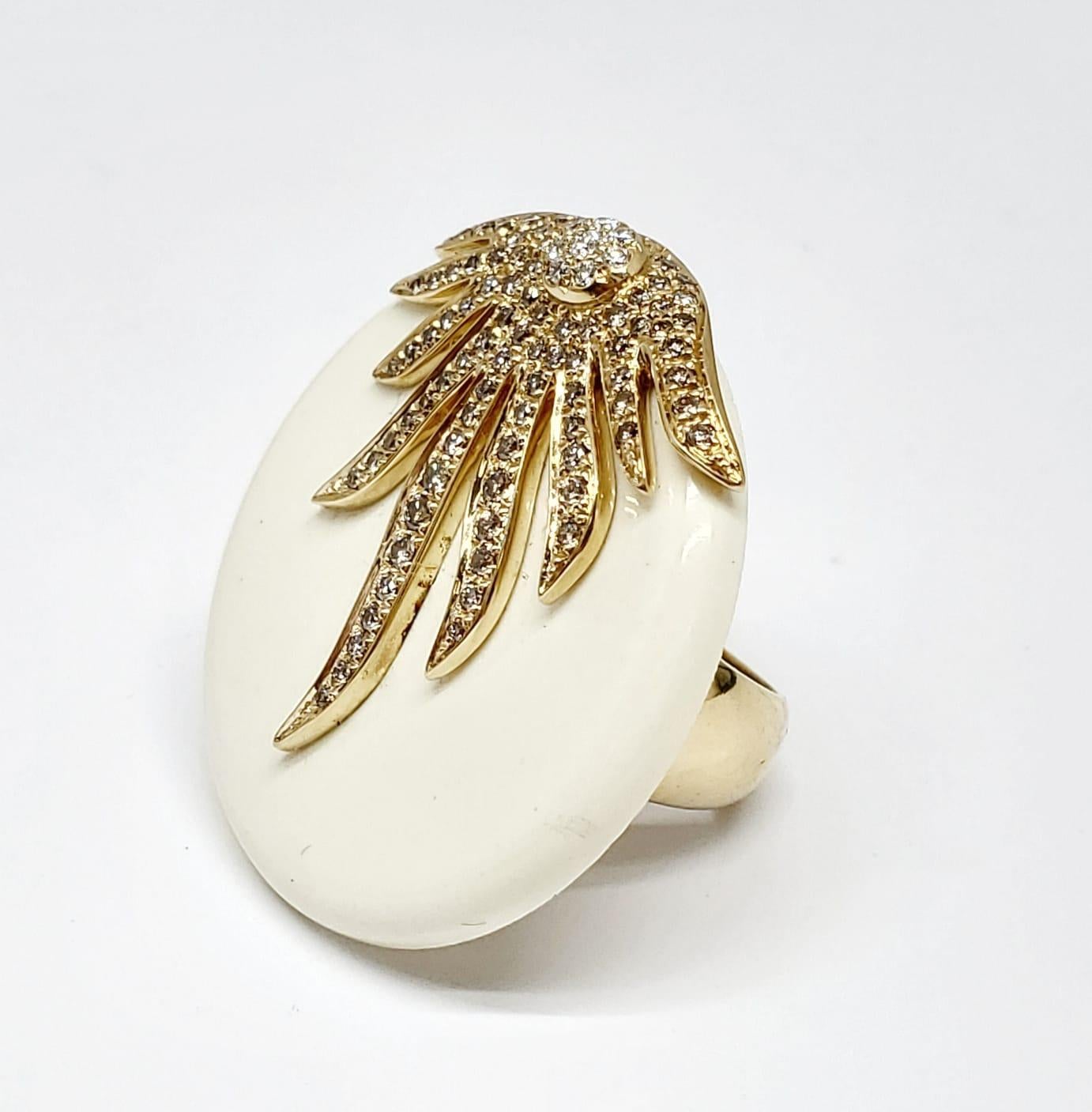 Brilliant Cut Andreoli Ivory Agate White and Cognac Diamond Cocktail Ring 18 Karat Yellow Gold For Sale