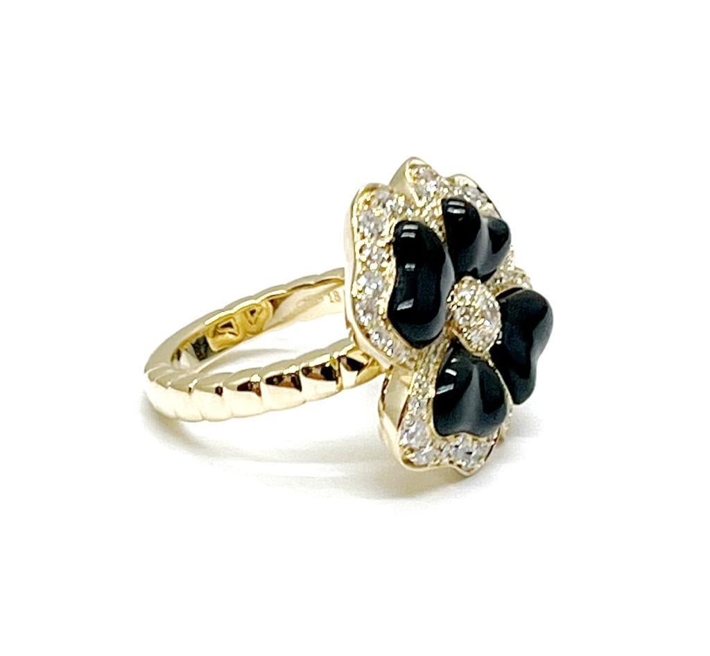 Andreoli Kleeblattring, Onyx Diamant 18 Karat Gelbgold

Dieser Ring hat folgende Merkmale:
- 1,10 Karat Diamant
- 1.00 Gramm Onyx
- 14,95 Gramm 18K Gelbgold
- Hergestellt in Italien