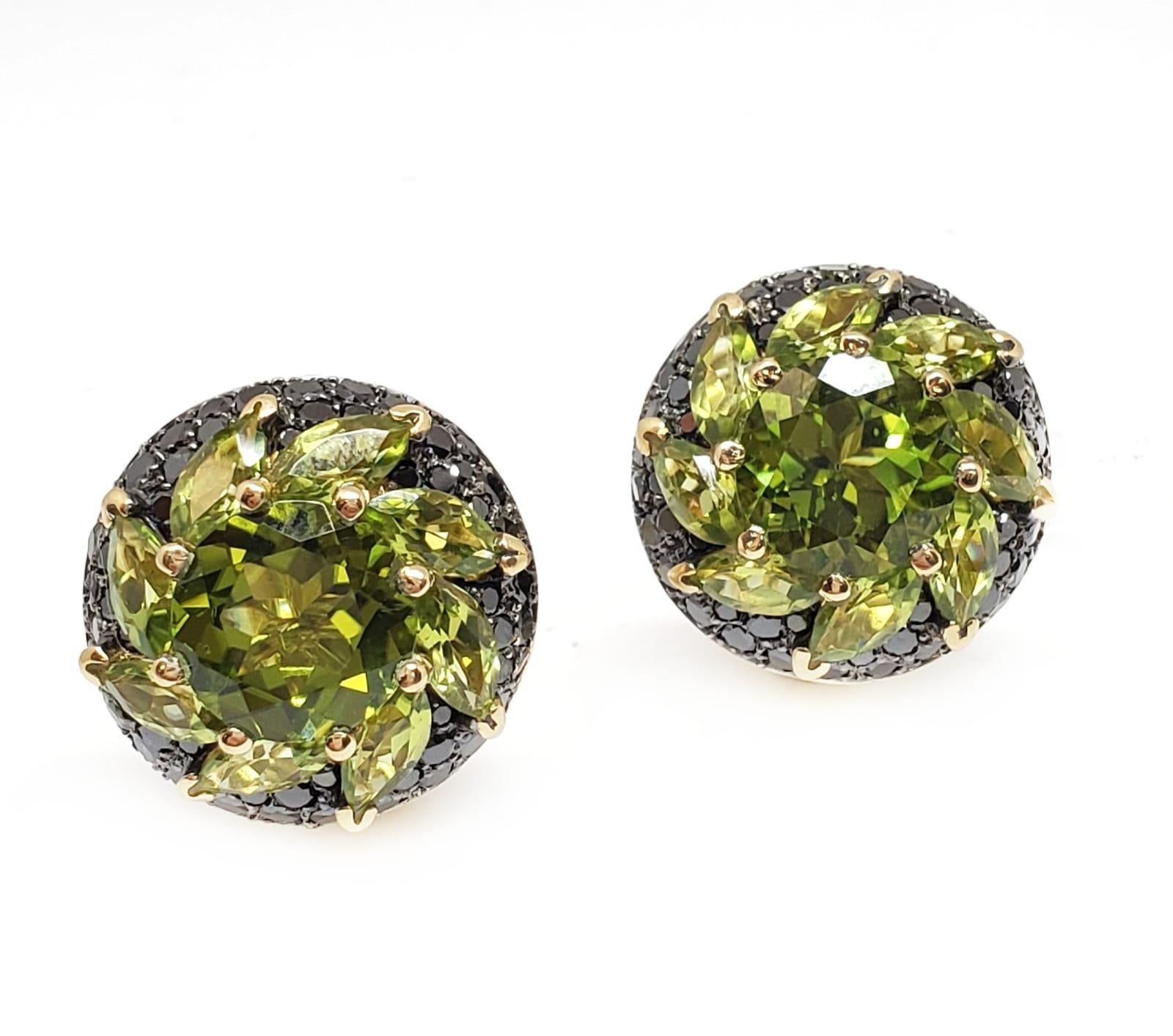Contemporain Andreoli Boucles d'oreilles en or 18 carats avec péridots et diamants en vente