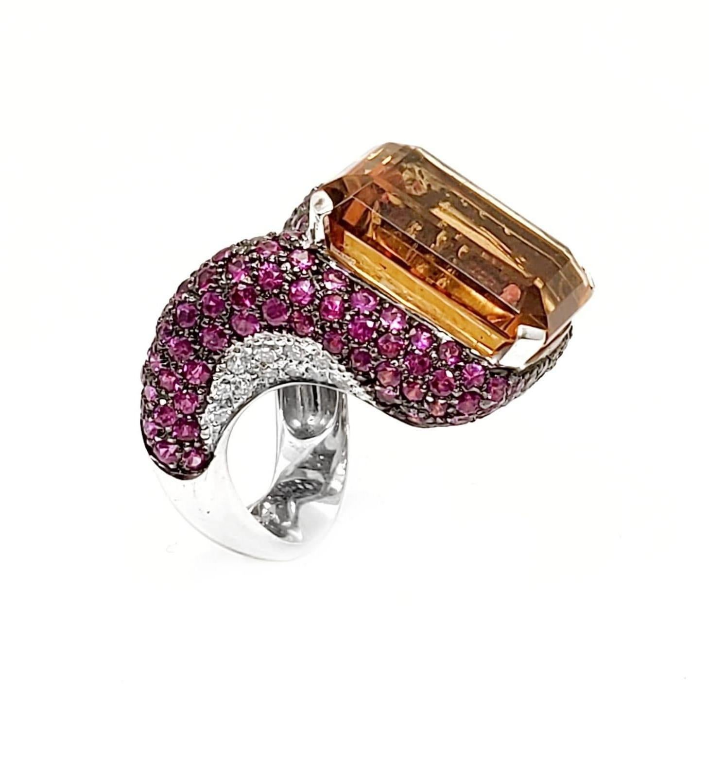 Andreoli Pink Sapphire Diamond Emerald Cut Citrin Cocktail Ring 18kt Weißgold. Dieser Ring verfügt über 0,49 Karat F-G-H Farbe, VS-SI Klarheit der vollen Runde geschliffen ideal Diamant, 4,72ct von hellen Runde geschliffen rosa Saphiren geschwärzt