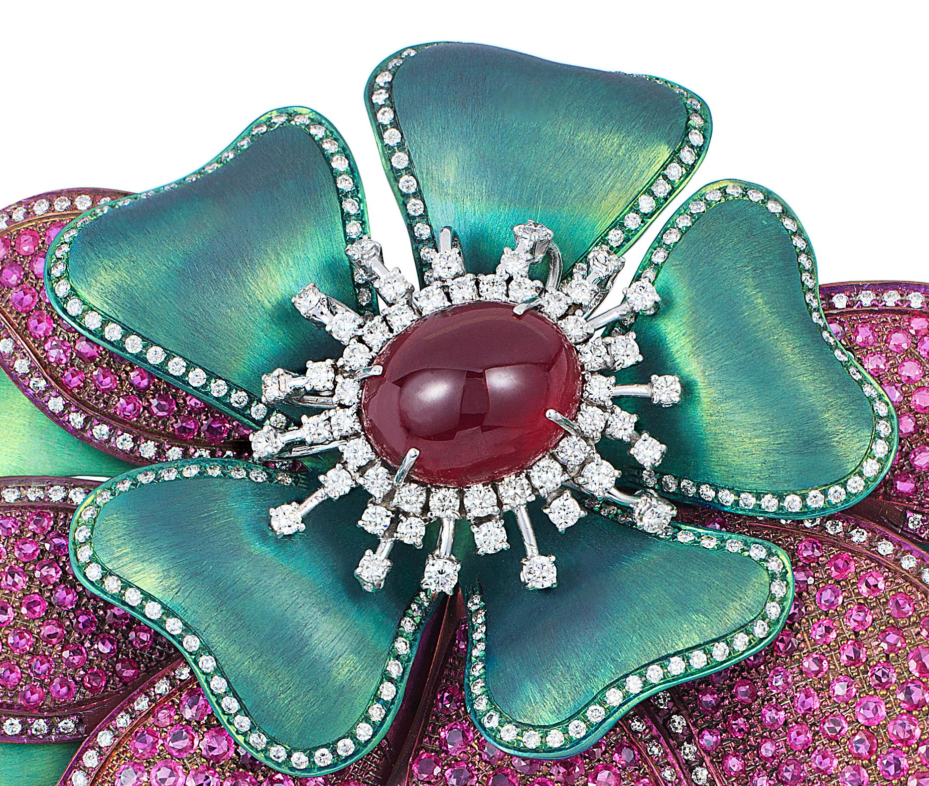 Broche fleur Andreoli Ruby Cabochon Pink Sapphire Diamond Titanium. Andreoli a été l'un des premiers créateurs de bijoux à utiliser le titane en haute joaillerie par rapport au 18KT ou au platine. L'utilisation du titane permet de créer des designs