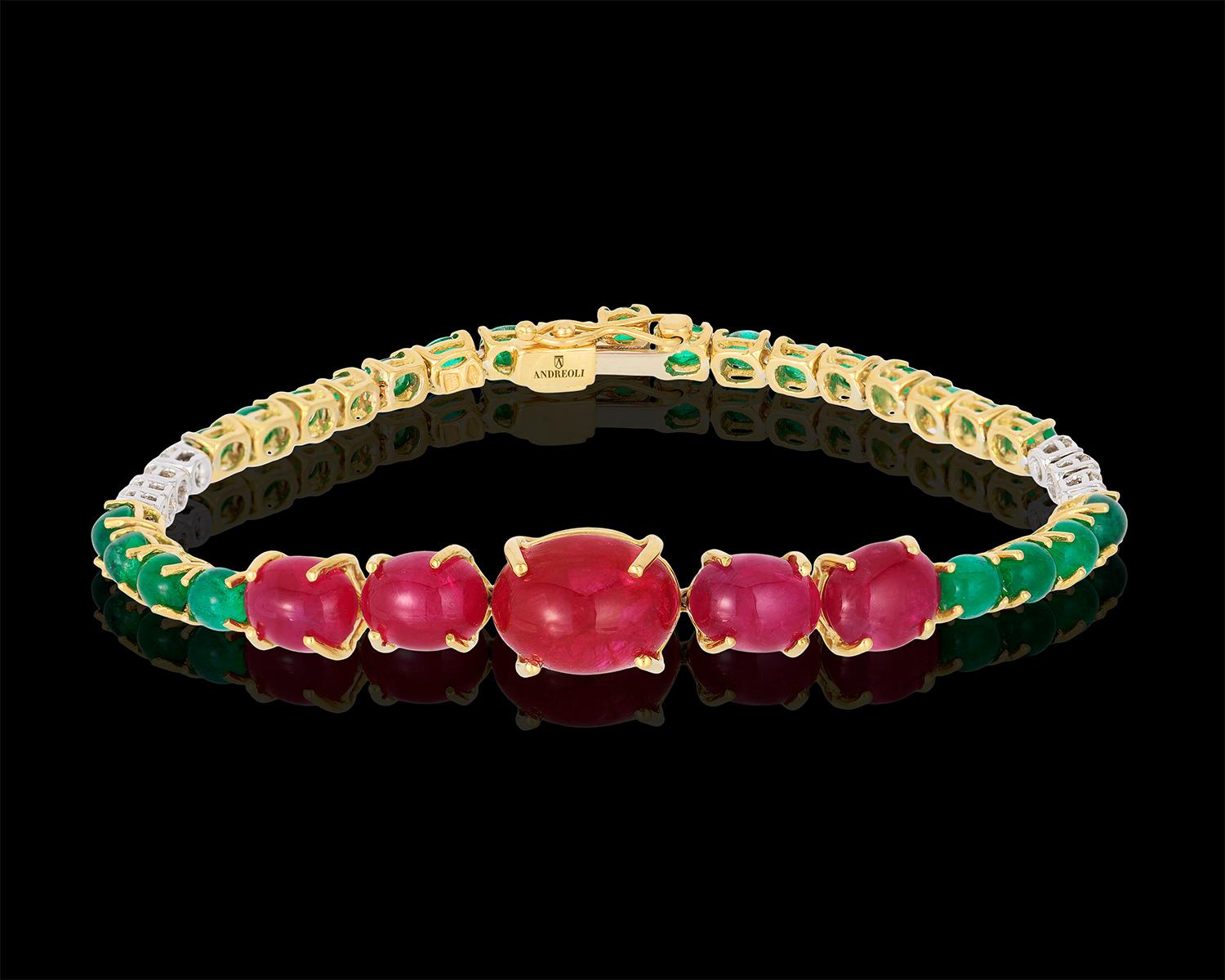 Andreoli Ruby Emerald Cabochon Dome Diamond Tennis Bracelet en or jaune 18 carats. Ce bracelet de tennis Andreoli comprend cinq rubis en forme de dôme pesant au total 12,35 carats. 24 cabochons en forme de dôme en émeraude pesant 5,97 carats,