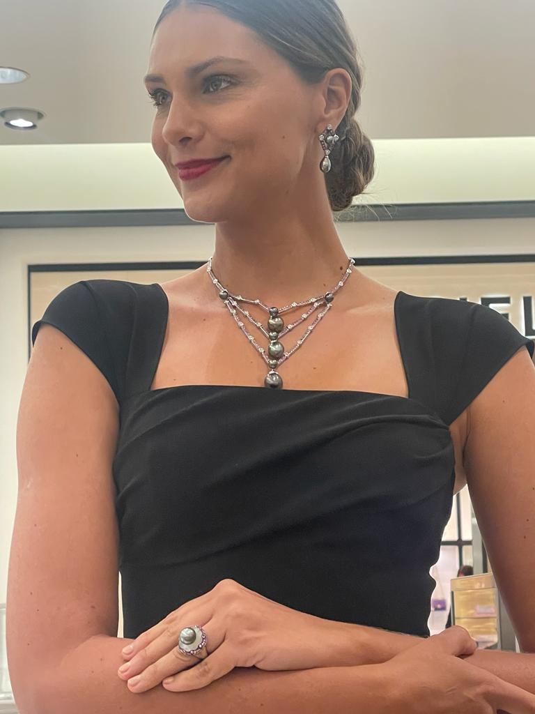 Andreoli, collier perles de Tahiti, saphir rose, diamants et perles, 18 carats Unisexe en vente