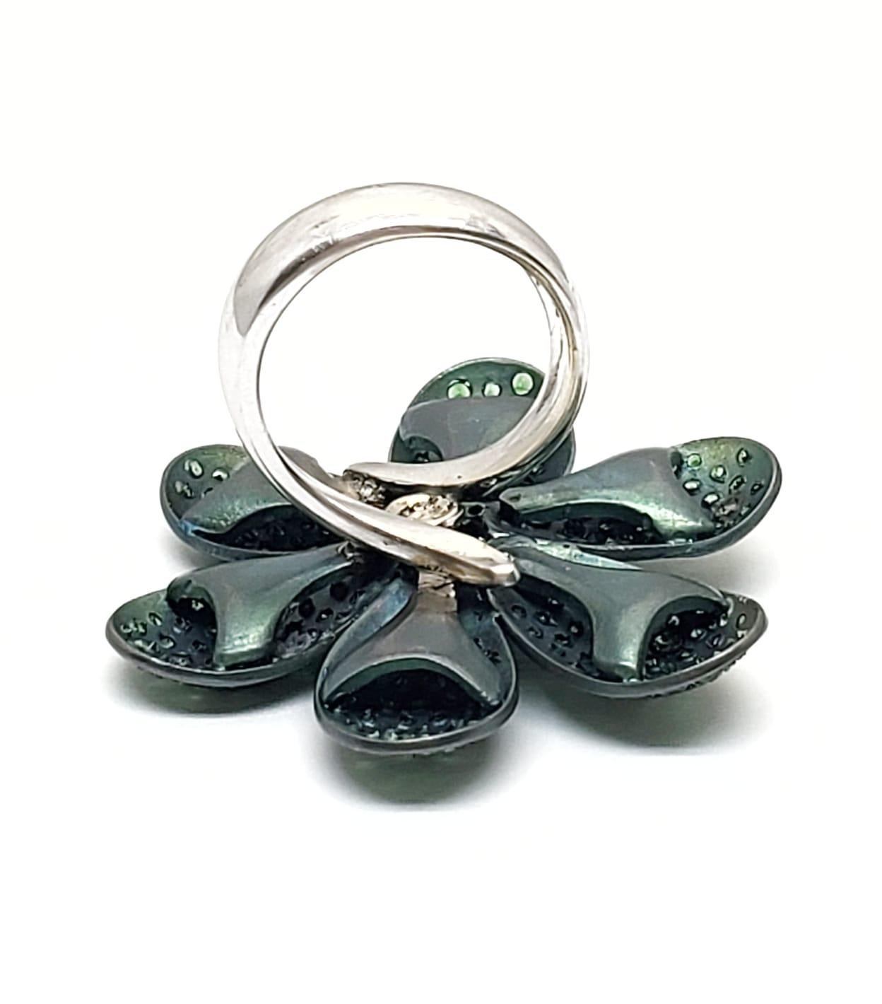 Round Cut Andreoli Titanium Tsavorite Green Garnet Diamond Flower Cocktail Ring 18 Karat For Sale