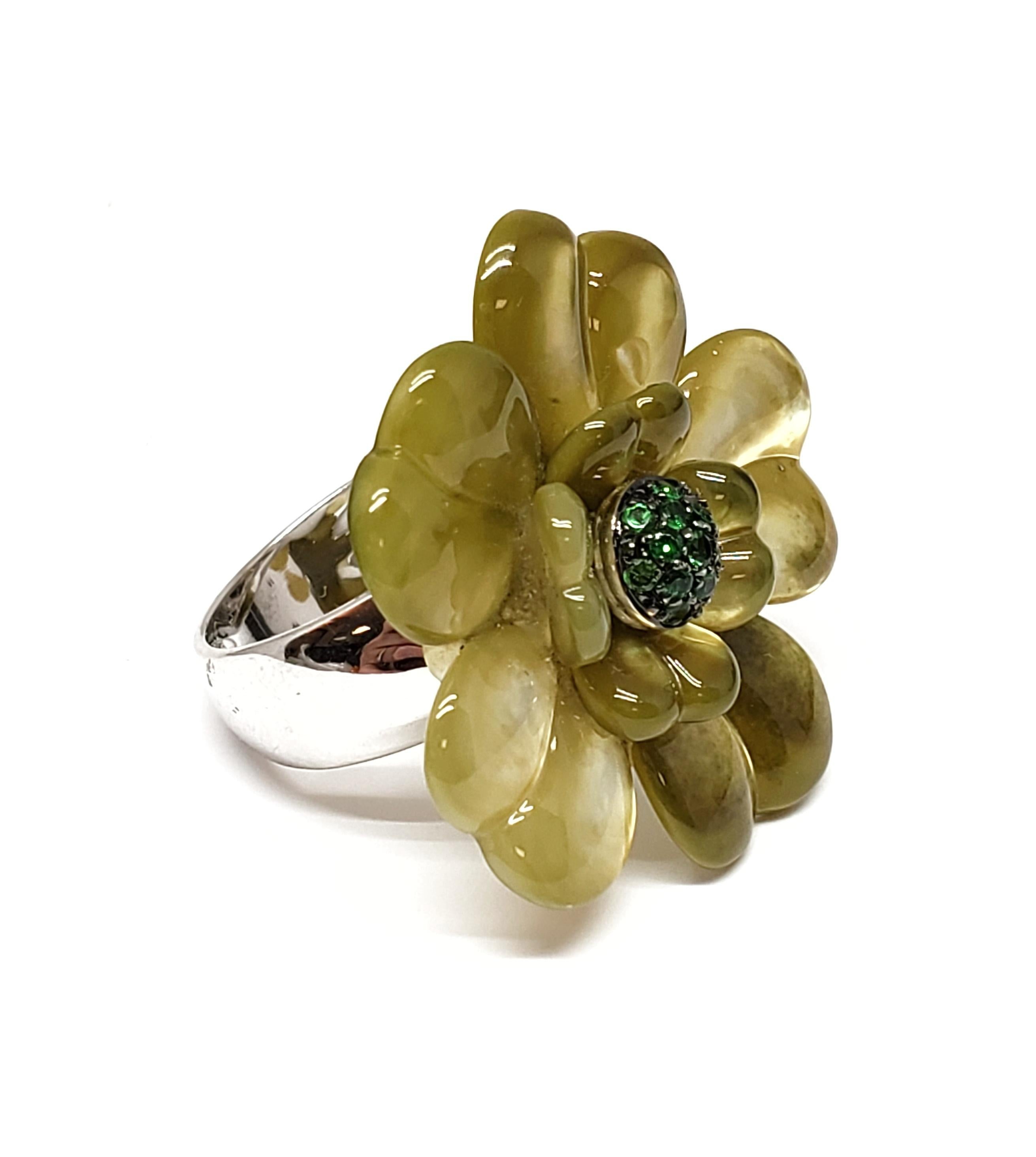 Andreoli Tsavorite Garnet Green Dyed Mother of Pearl Flower Cocktail Ring

This Andreoli ring Features:

0.25 carat round electric green tsavorite garnet
green dyed mother of pearl
8.50 grams 18 karat white gold

Handcrafted and designed by Andreoli