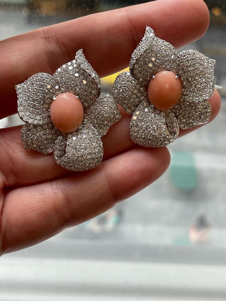 Contemporain Boucles d'oreilles fleur Andreoli en or blanc, diamants et corail naturel en vente