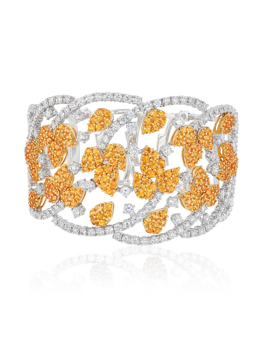 Bracelet manchette en or jaune blanc 18 carats avec saphir jaune et diamant Andreoli. Ce bracelet présente des pétales de fleurs en saphir jaune rond de 10,43 carats entourés de 8,96 carats de diamants ronds brillants. Serti dans 80,10 grammes d'or