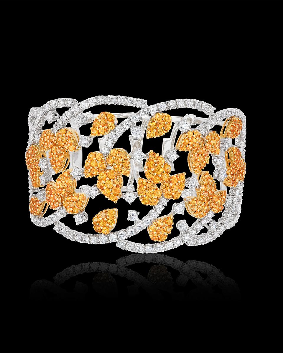 Taille ronde Andreoli Bracelet manchette en or blanc et jaune 18 carats avec saphir jaune et diamants en vente