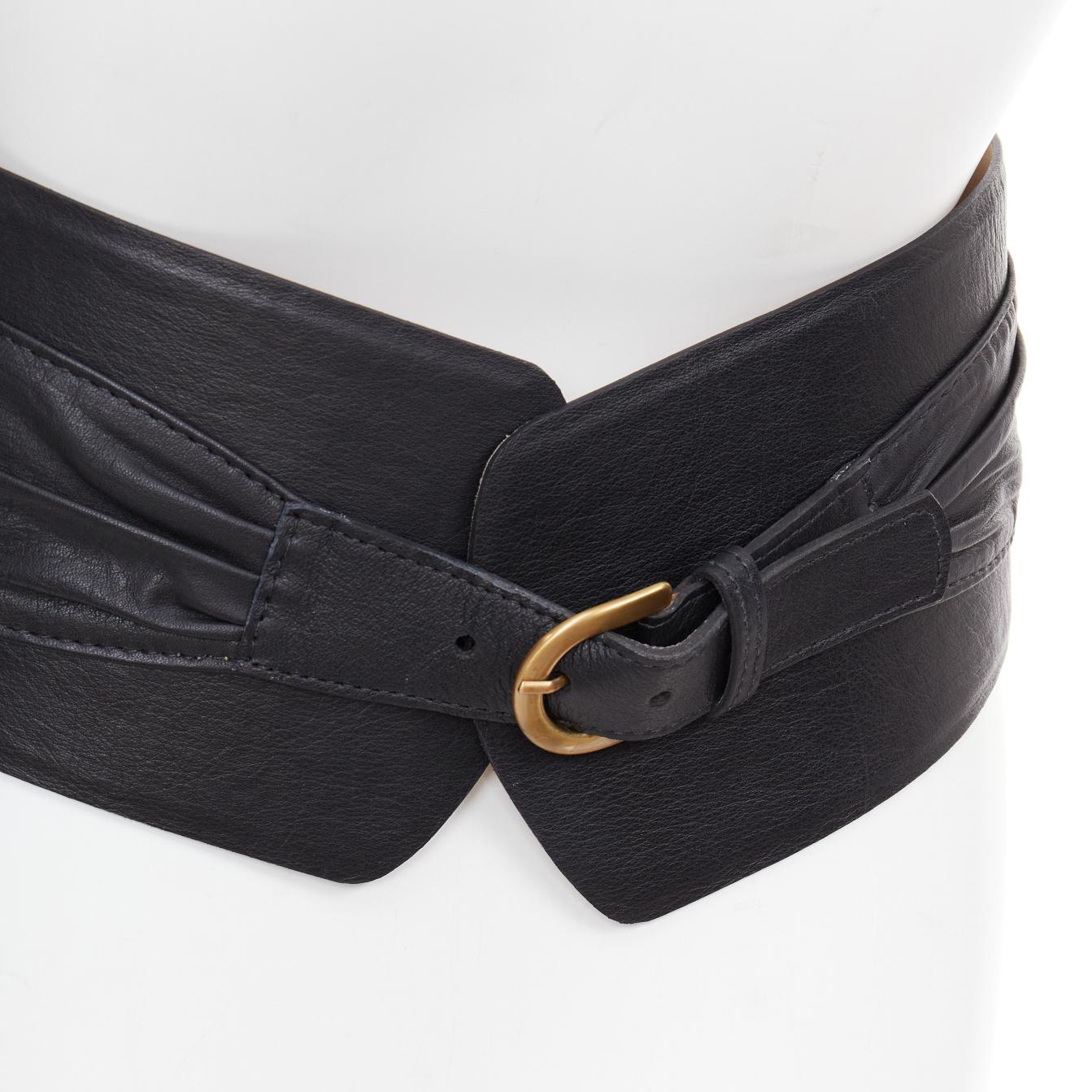 Andre OTALORA Viviendo Obi ceinture large en cuir noir à boucle sur le devant en vente 1