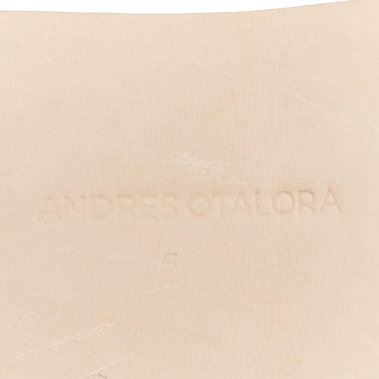 Andre OTALORA Viviendo Obi ceinture large en cuir noir à boucle sur le devant en vente 3