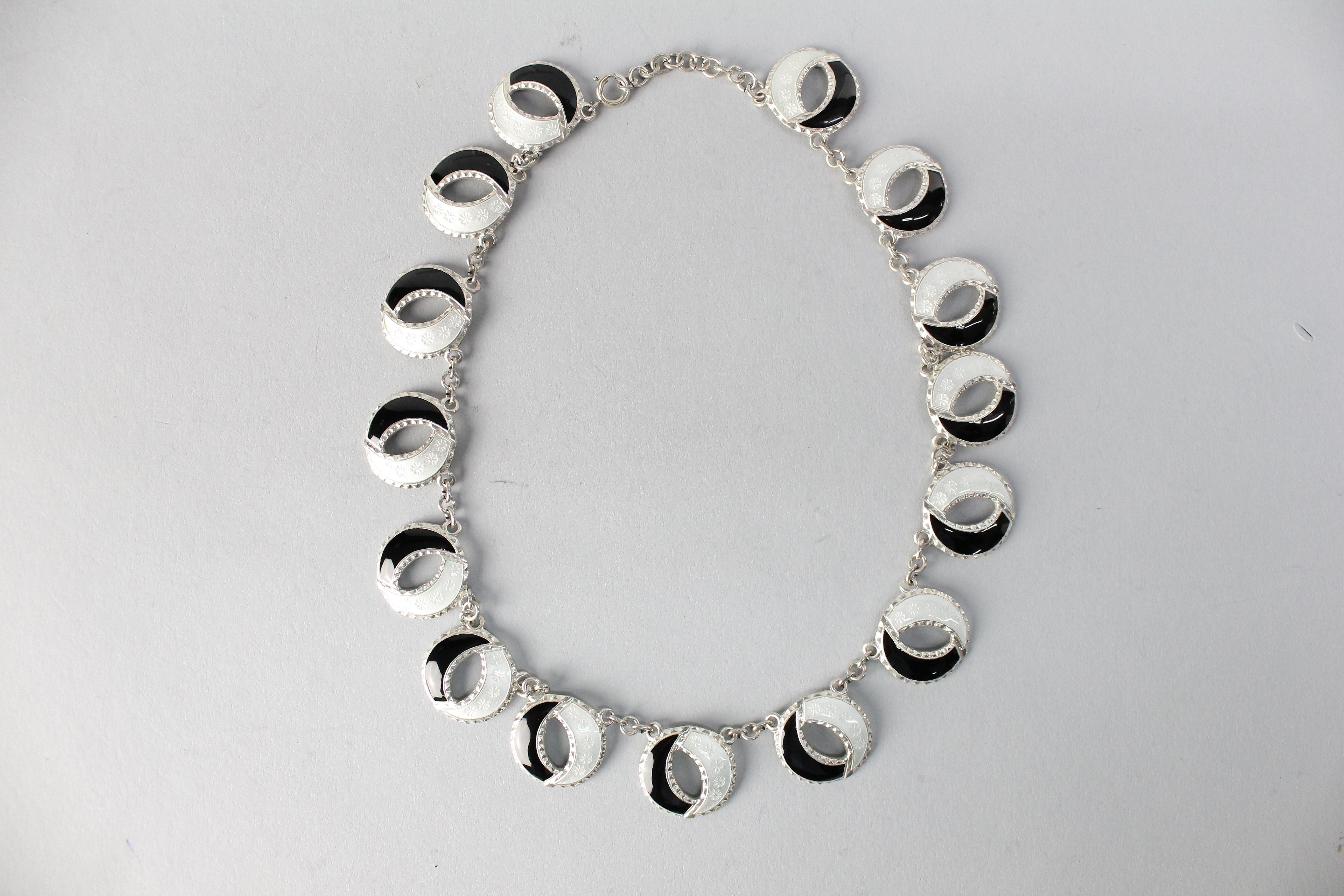 Wonderful sterling necklace with black and white enamel. 
Fully marked and in a really good condition.

Jens Ingvald Andresen 1901-1974 was an apprentice at the workshop to Hjortdahl & Meldahl from 1915 to 1919. He stayed with the firm until 1931