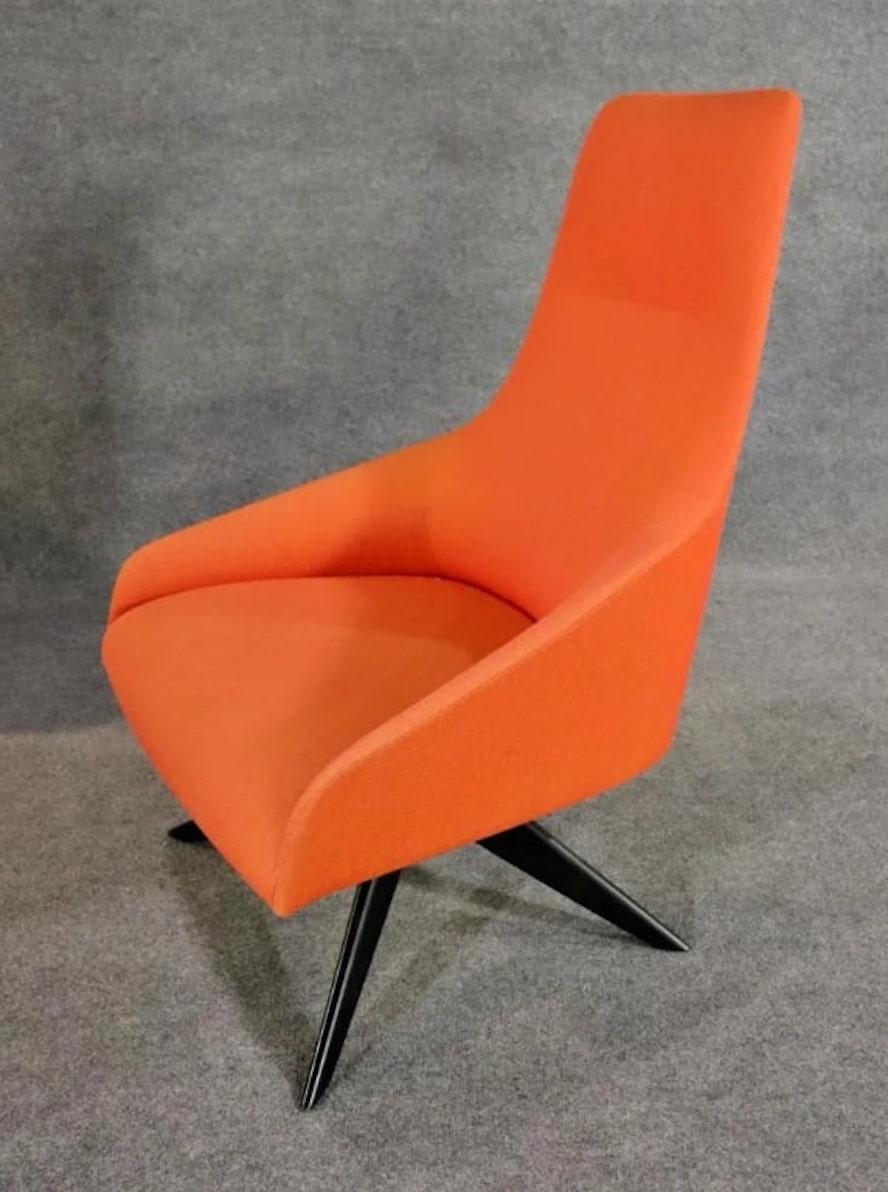 Bürostuhl im modernen Stil der Jahrhundertmitte von Andreu World. Gepolsterte Sitzfläche und Rückenlehne auf einem drehbaren schwarzen Fuß. Auf der Unterseite mit einem Designer-Tag gekennzeichnet.
Bitte bestätigen Sie den Standort NY oder NJ