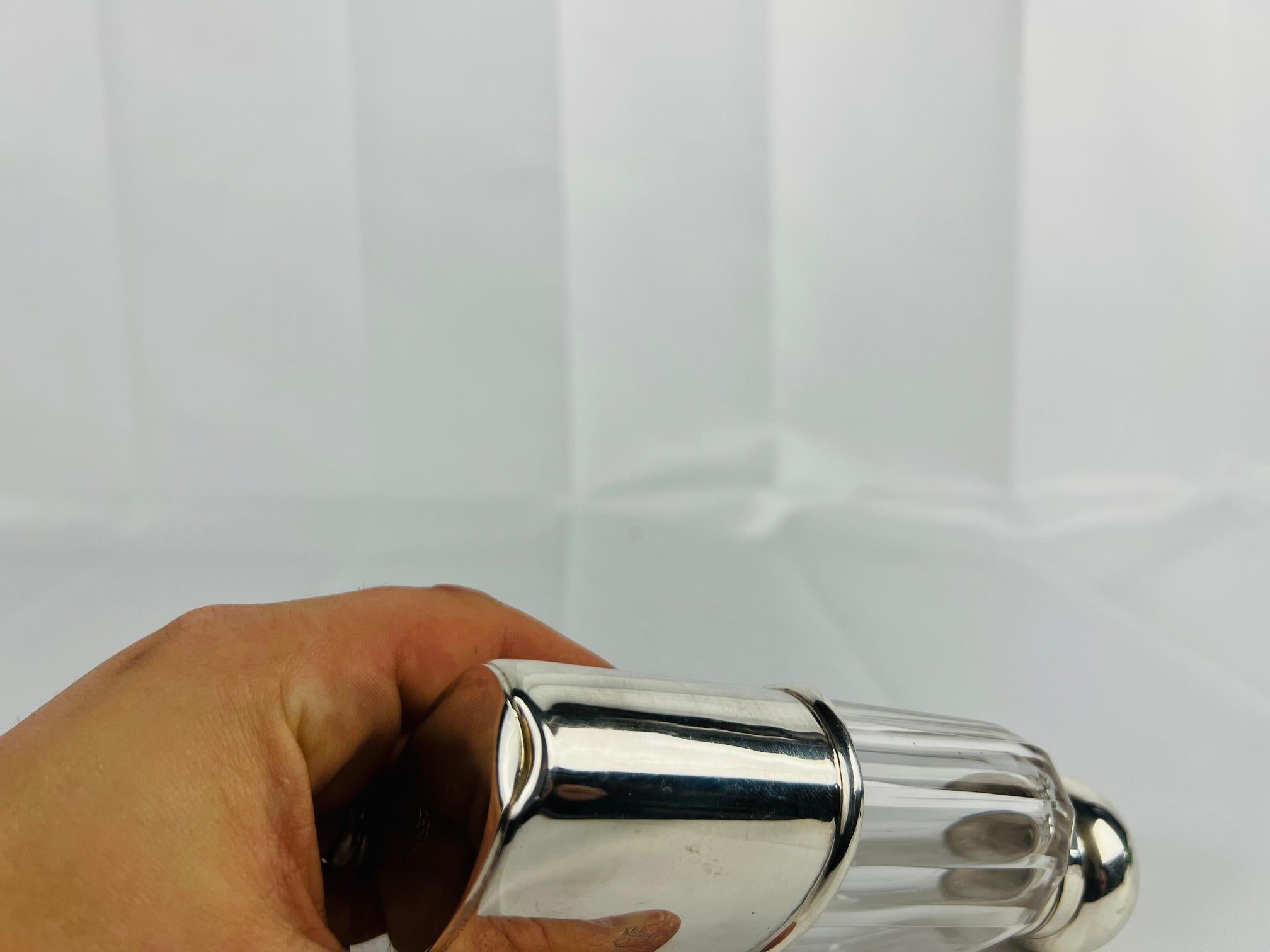 Andrew Barrett & Sons Flask aus Sterlingsilber und Glas mit Verschluss aus dem 20. Jahrhundert. (Britisch) im Angebot