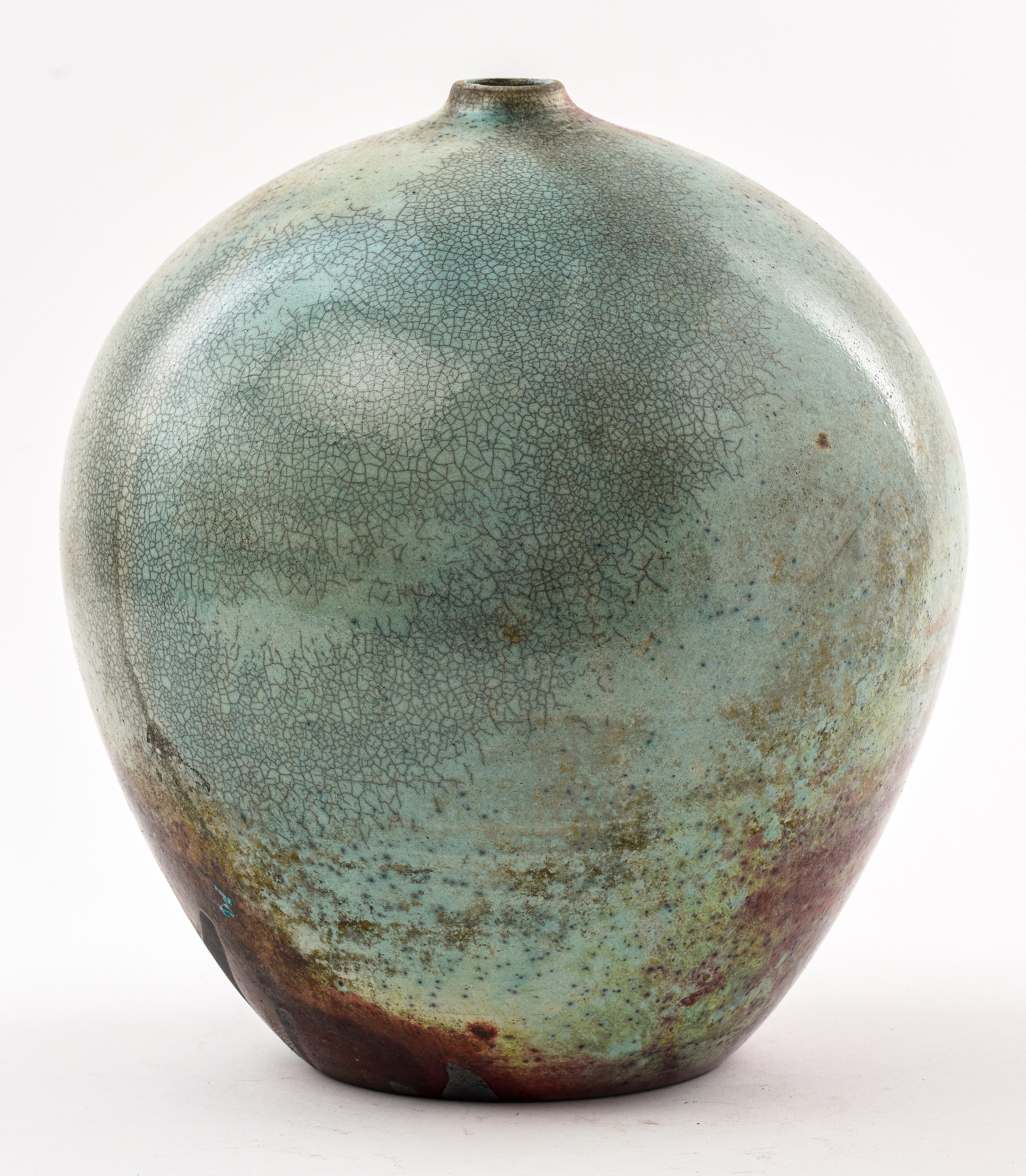 Vase en céramique du studio d'art Andrew Berends avec motif abstrait, signé sur le fond. Mesures : 11