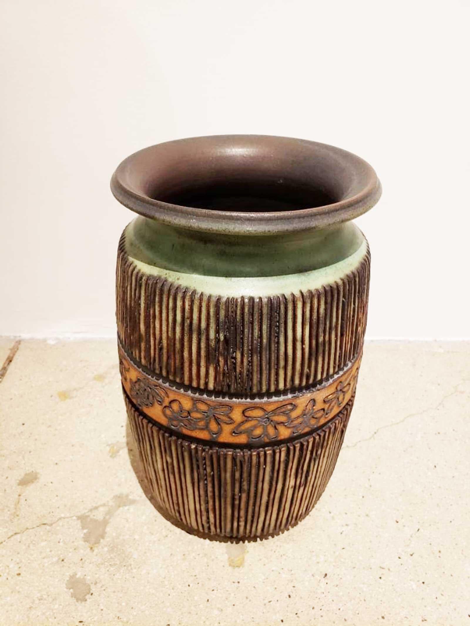 Magnifique vase de Bergloff, un fabricant de poterie californien. Il a travaillé dans la région de la baie de San Francisco.