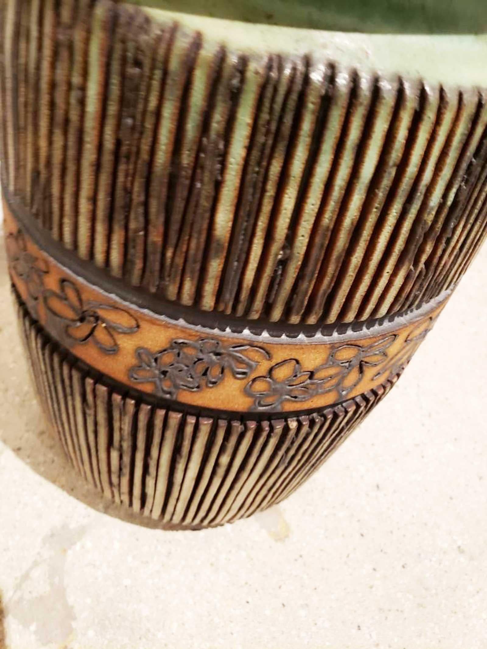 Américain Vase en céramique signé Andrew Bergloff (1929-2015) en vente