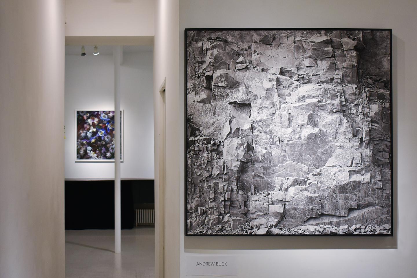 Rockface 27: Naturaleza muerta de acantilado de roca dentada gráfica en blanco y negro) - Photograph Contemporáneo de Andrew Buck