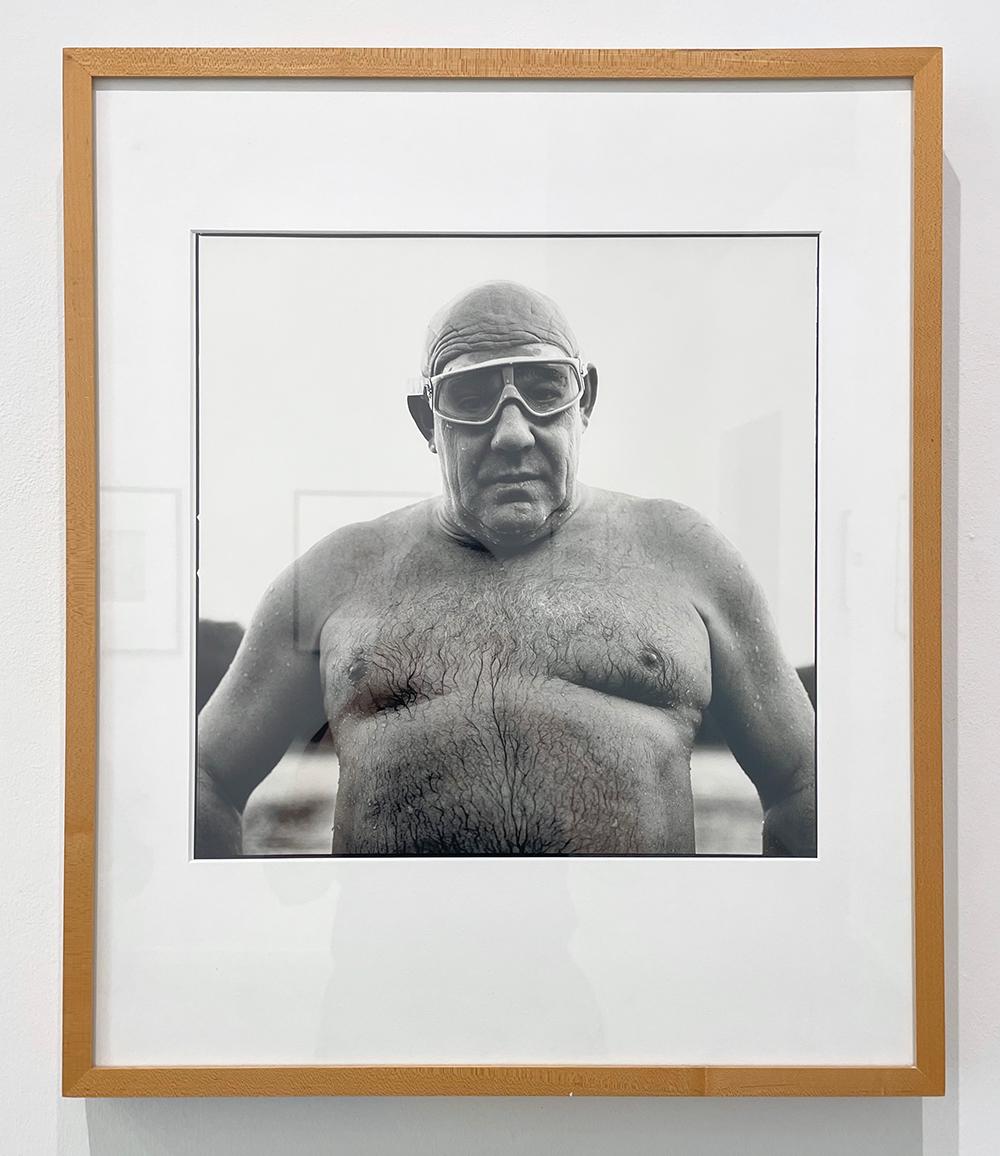 Ian - El Club de Natación Serpentine (02) - Retrato Blanco y Negro, Hombre, Gafas - Photograph Contemporáneo de Andrew Buurman