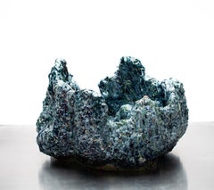 New Slush, Andrew Casto, 2024, scultura in porcellana con smalto a lustro dorato