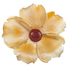 Andrew Clunn Spilla a fiore in oro giallo 18 carati con agata e corniola AC24-022326