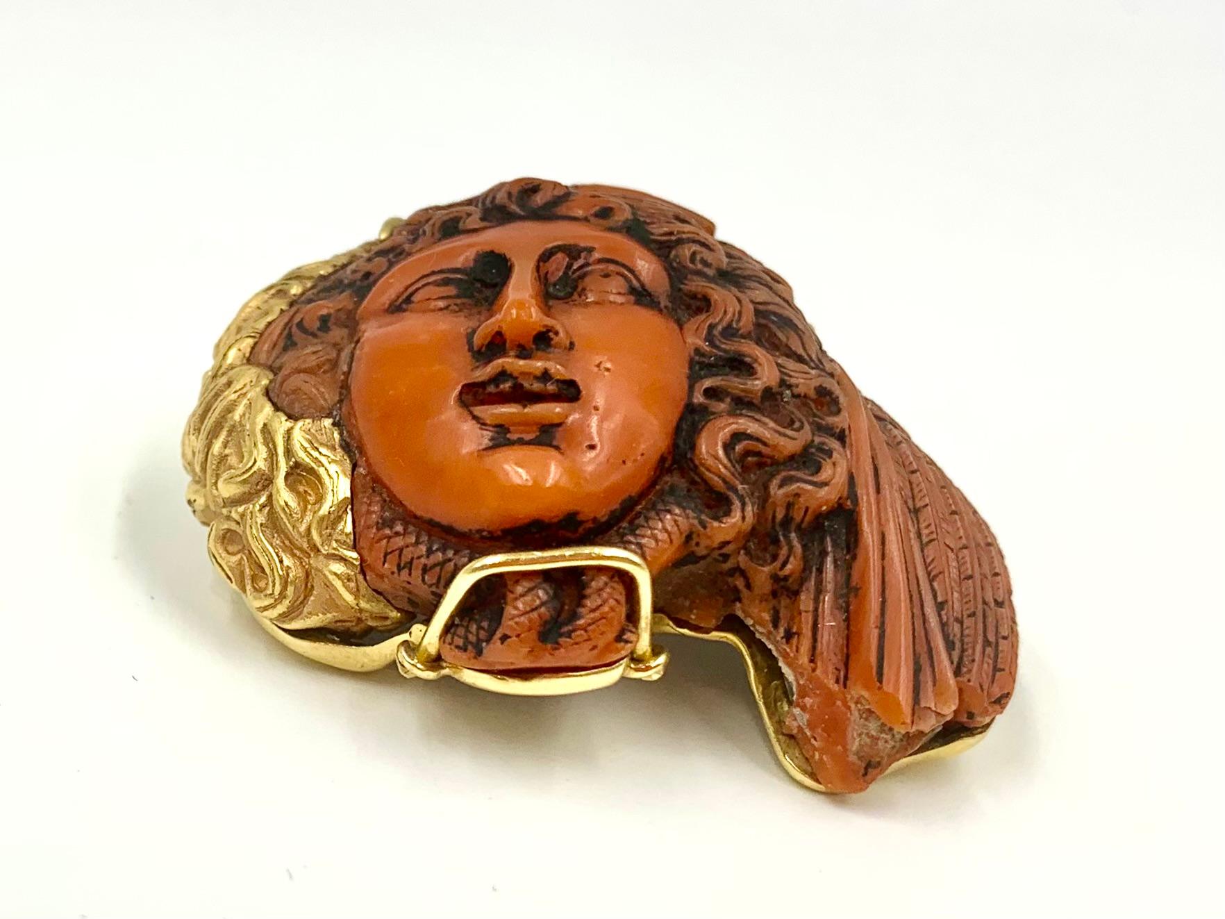 Andrew Clunn 18K Gelbgold geschnitzt rote Koralle Medusa Anhänger/Brosche im Angebot 4