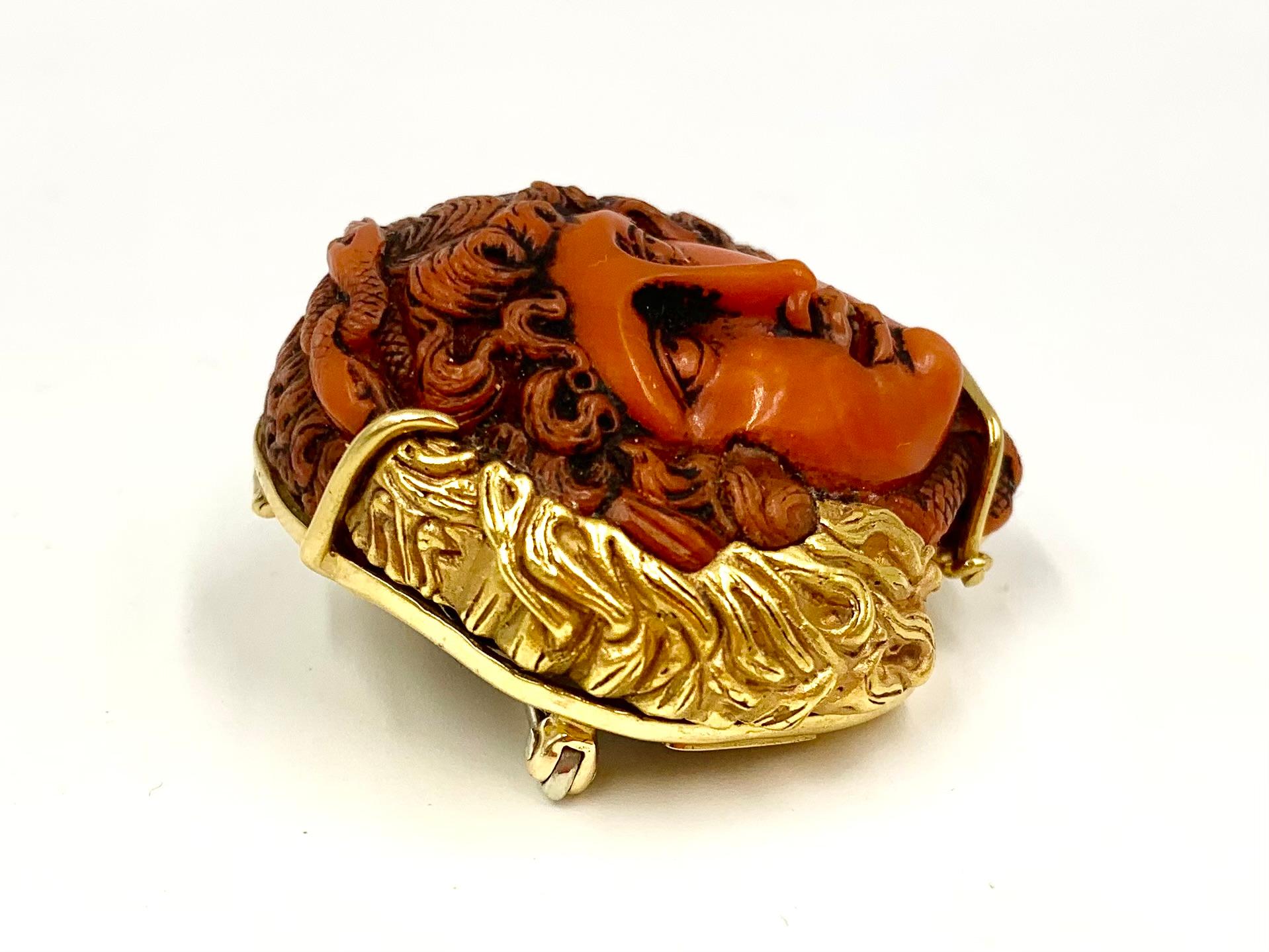Andrew Clunn 18K Gelbgold geschnitzt rote Koralle Medusa Anhänger/Brosche im Angebot 5