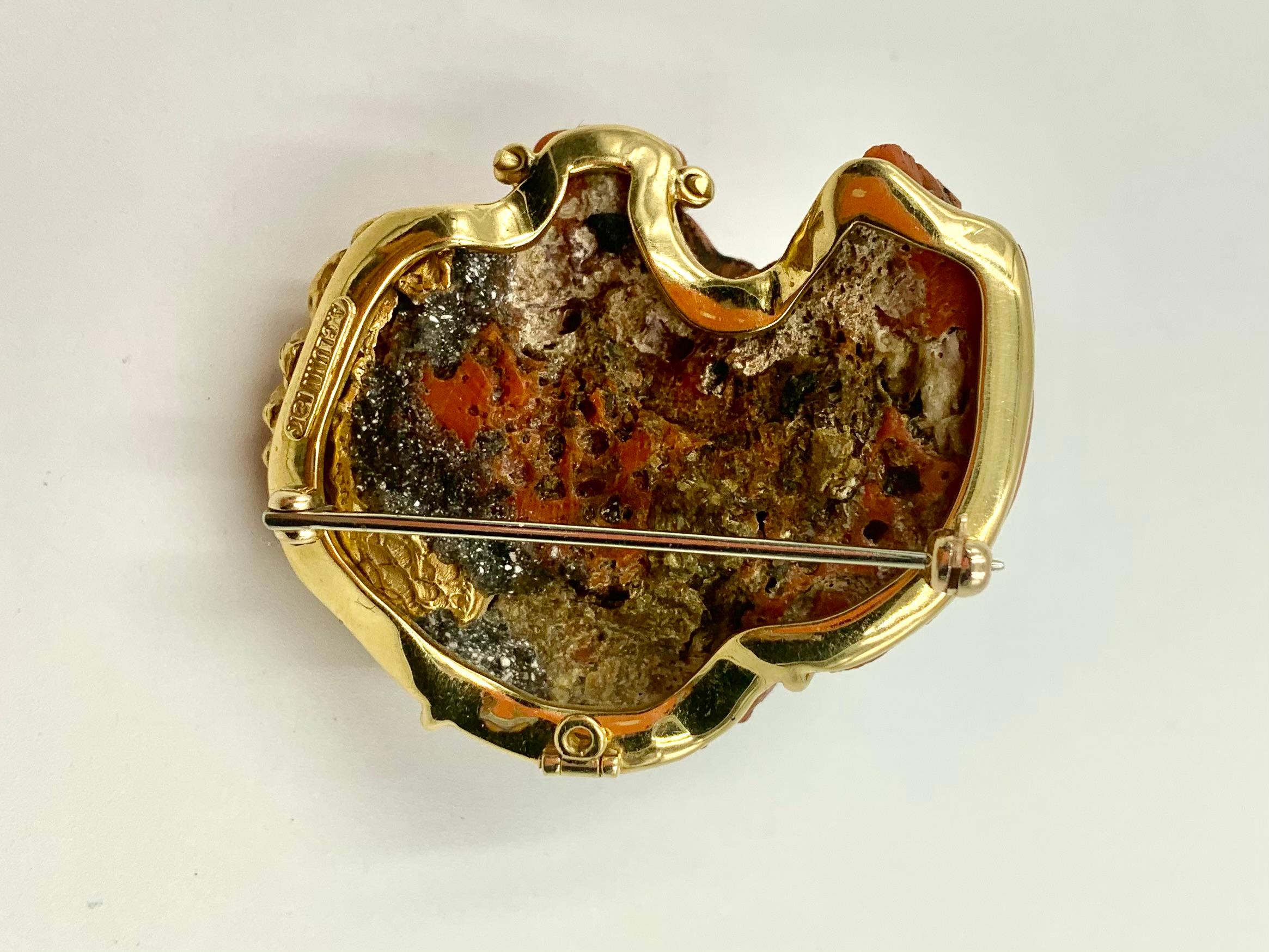 Andrew Clunn 18K Gelbgold geschnitzt rote Koralle Medusa Anhänger/Brosche im Angebot 6