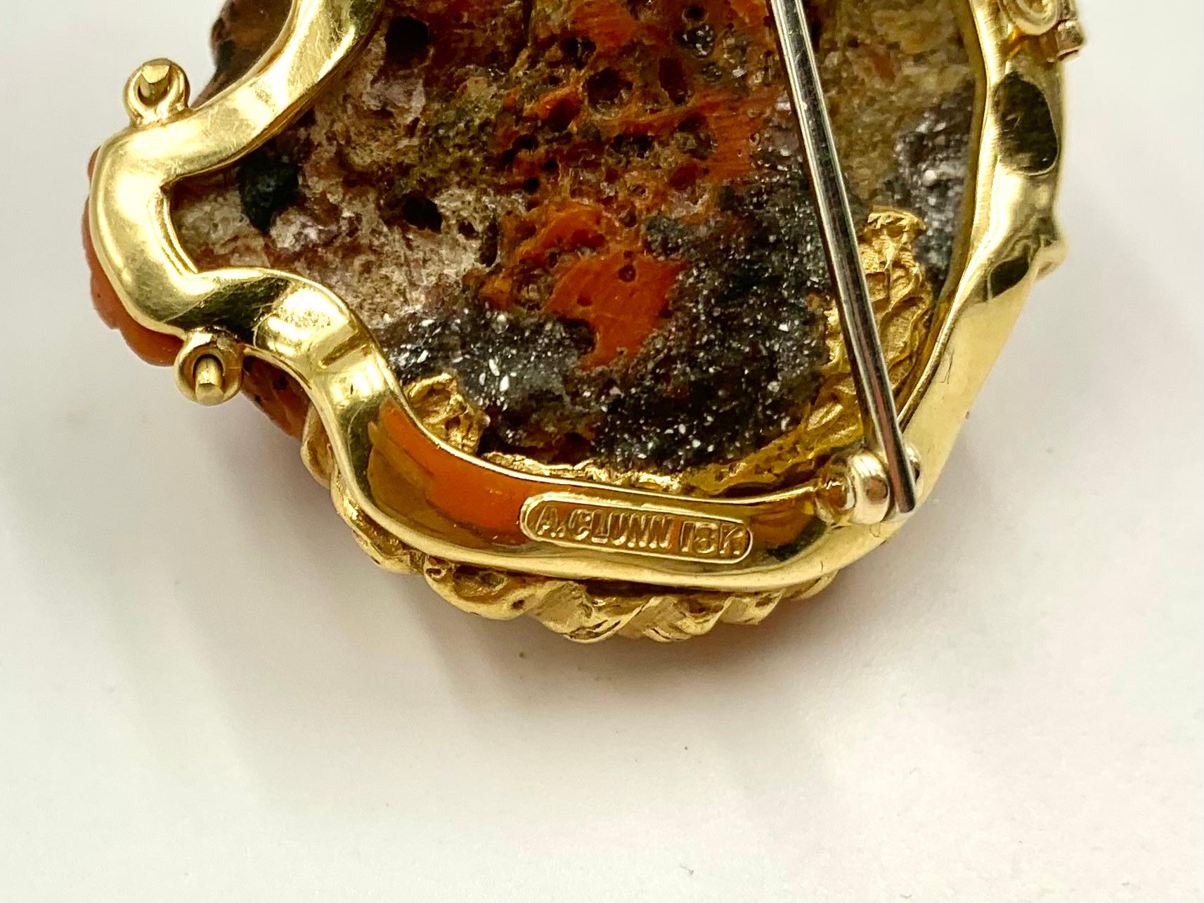 Andrew Clunn 18K Gelbgold geschnitzt rote Koralle Medusa Anhänger/Brosche im Angebot 7