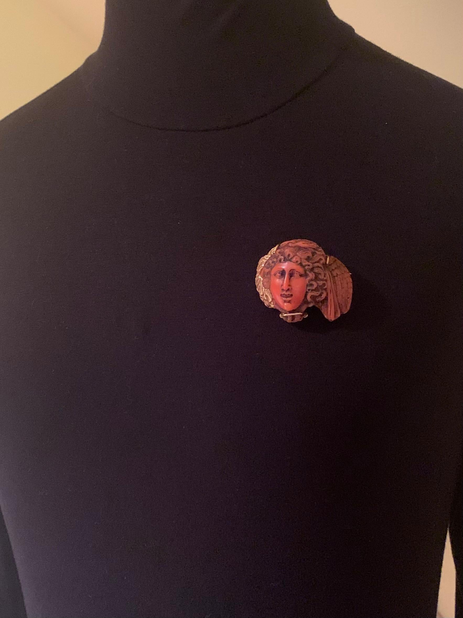 Andrew Clunn 18K Gelbgold geschnitzt rote Koralle Medusa Anhänger/Brosche im Angebot 9
