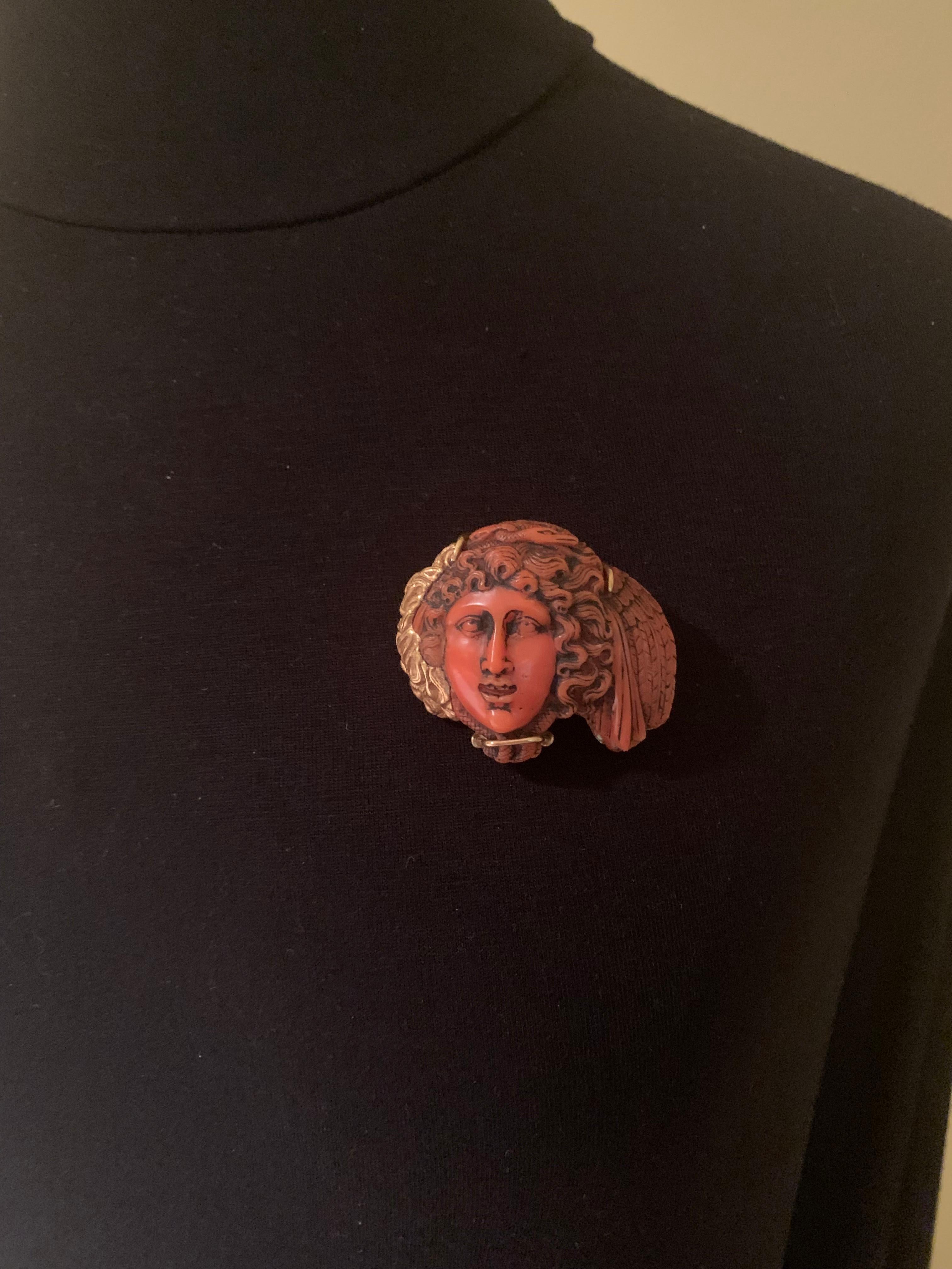 Exquisite und einzigartige Andrew Clunn geschnitzt rote Koralle und 18K Gelbgold Medusa Aussage Anhänger/Brosche
Provenienz: Nachlass eines weltbekannten Models, Innenarchitekten, Kunstsammlers und Philanthropen
Von der klassischen griechischen
