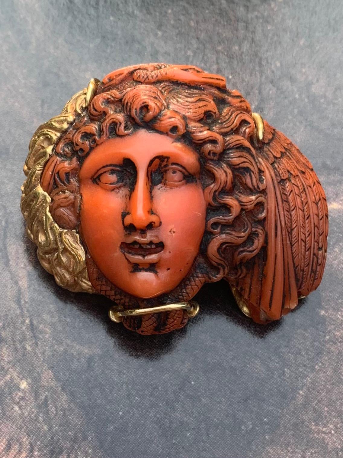 Andrew Clunn 18K Gelbgold geschnitzt rote Koralle Medusa Anhänger/Brosche (Gemischter Schliff) im Angebot