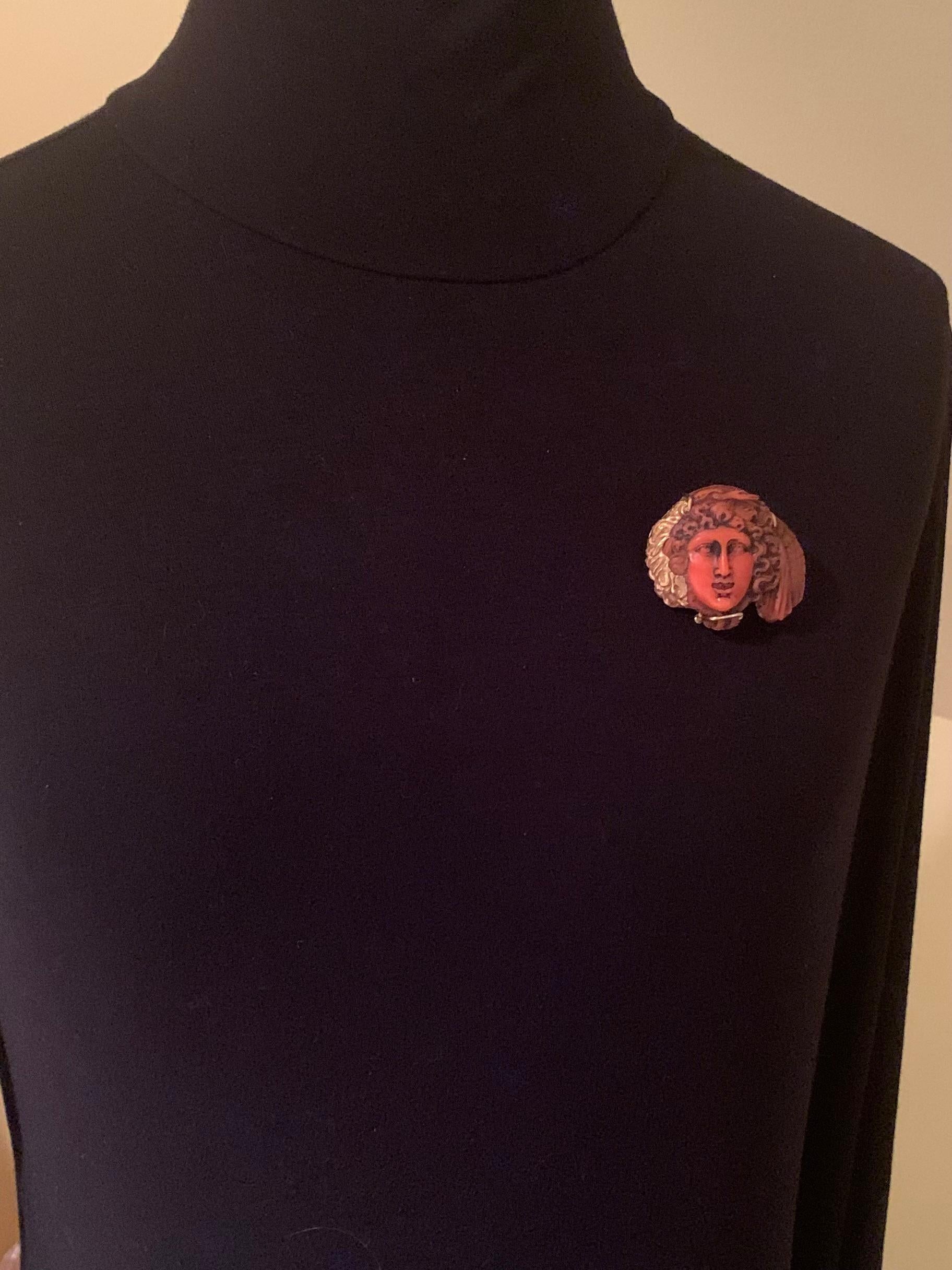 Andrew Clunn 18K Gelbgold geschnitzt rote Koralle Medusa Anhänger/Brosche im Zustand „Gut“ im Angebot in New York, NY