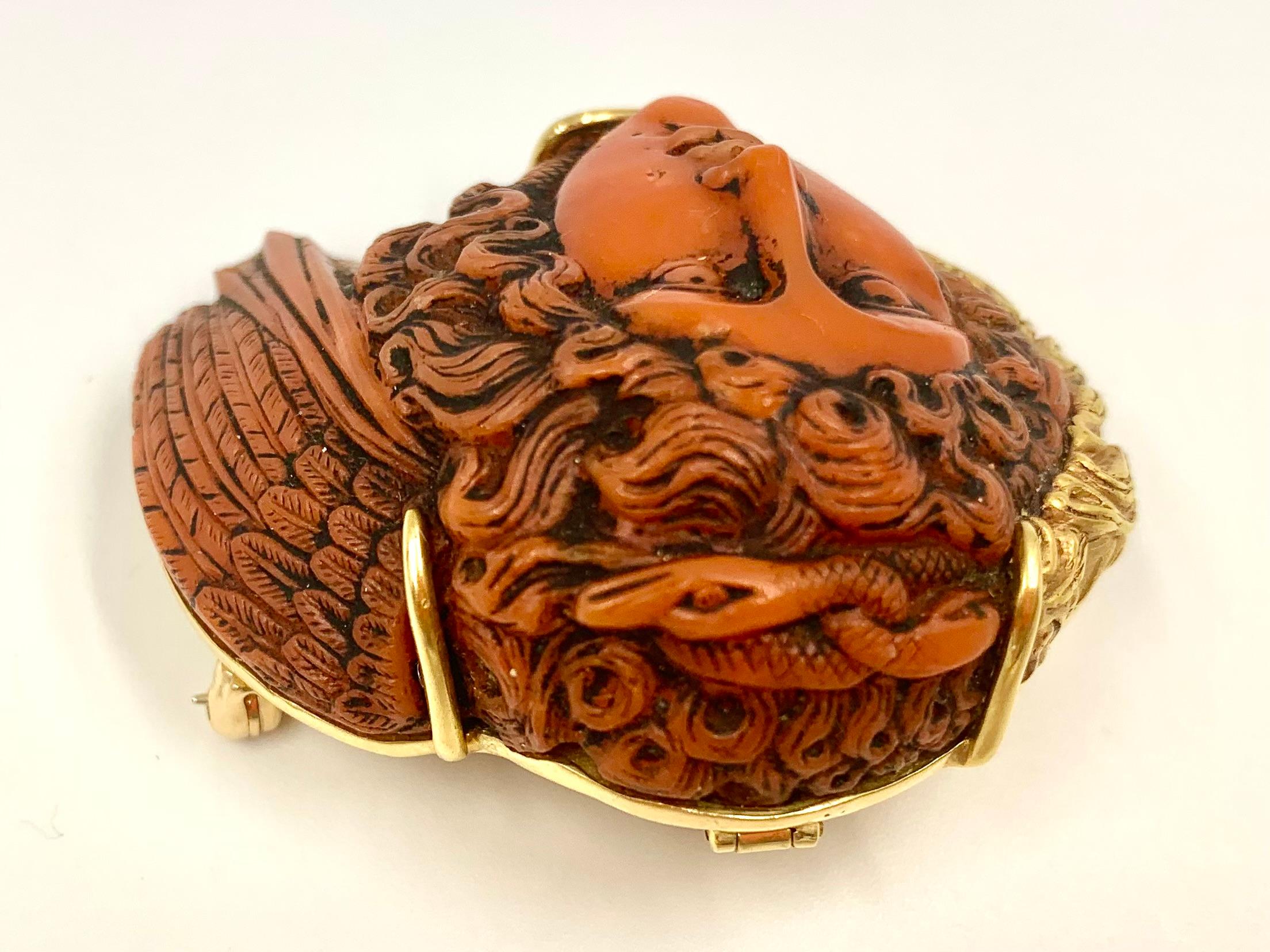 Andrew Clunn 18K Gelbgold geschnitzt rote Koralle Medusa Anhänger/Brosche im Angebot 1